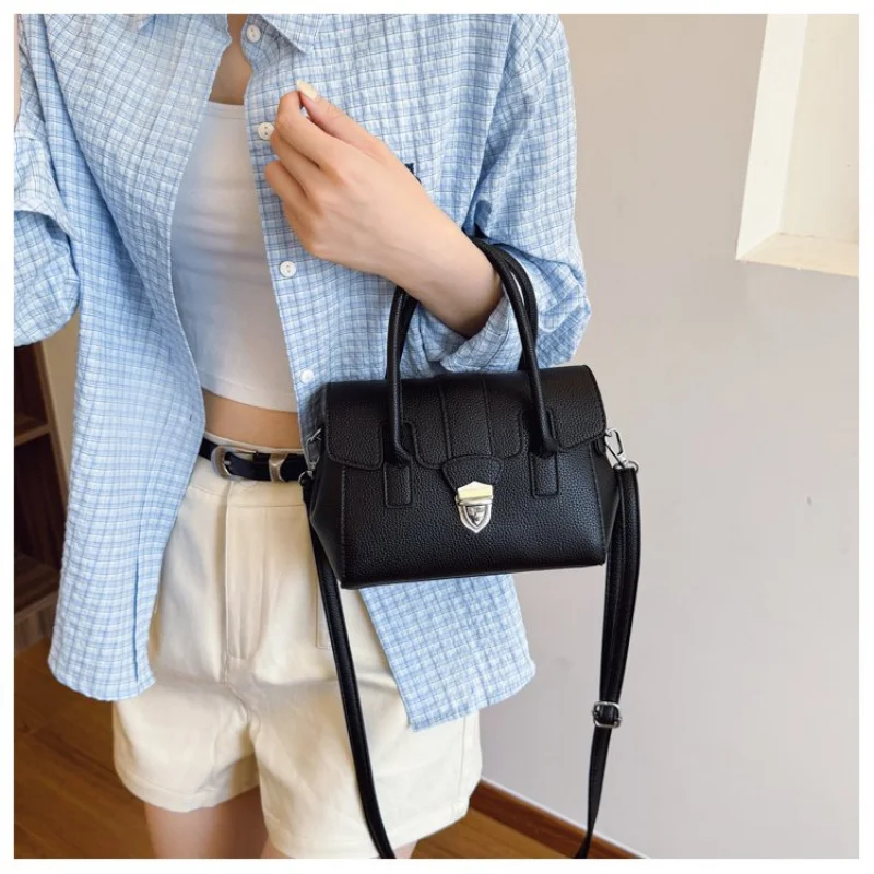 

Top-Tier Women's Tote Bag Made Of Python-Print Leather Featuring Breathable Lausanne High-End Commuter ​