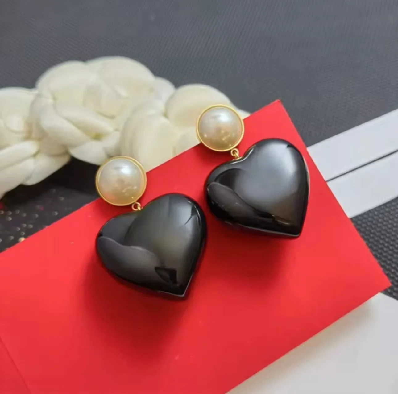 

New European and American retro style fashion personality love high-end earrings