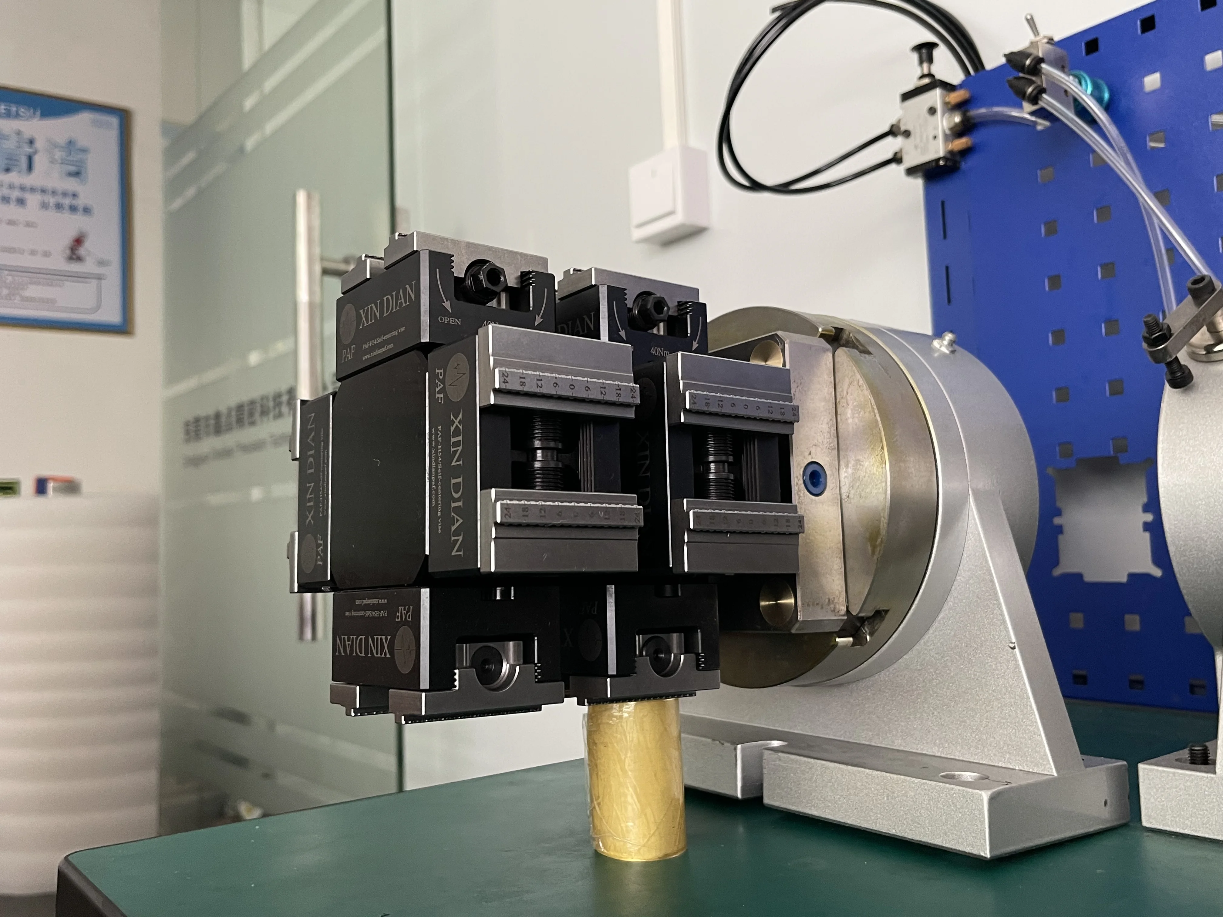 

4-axis self-centering vise with zero-point positioning multi-station product processing