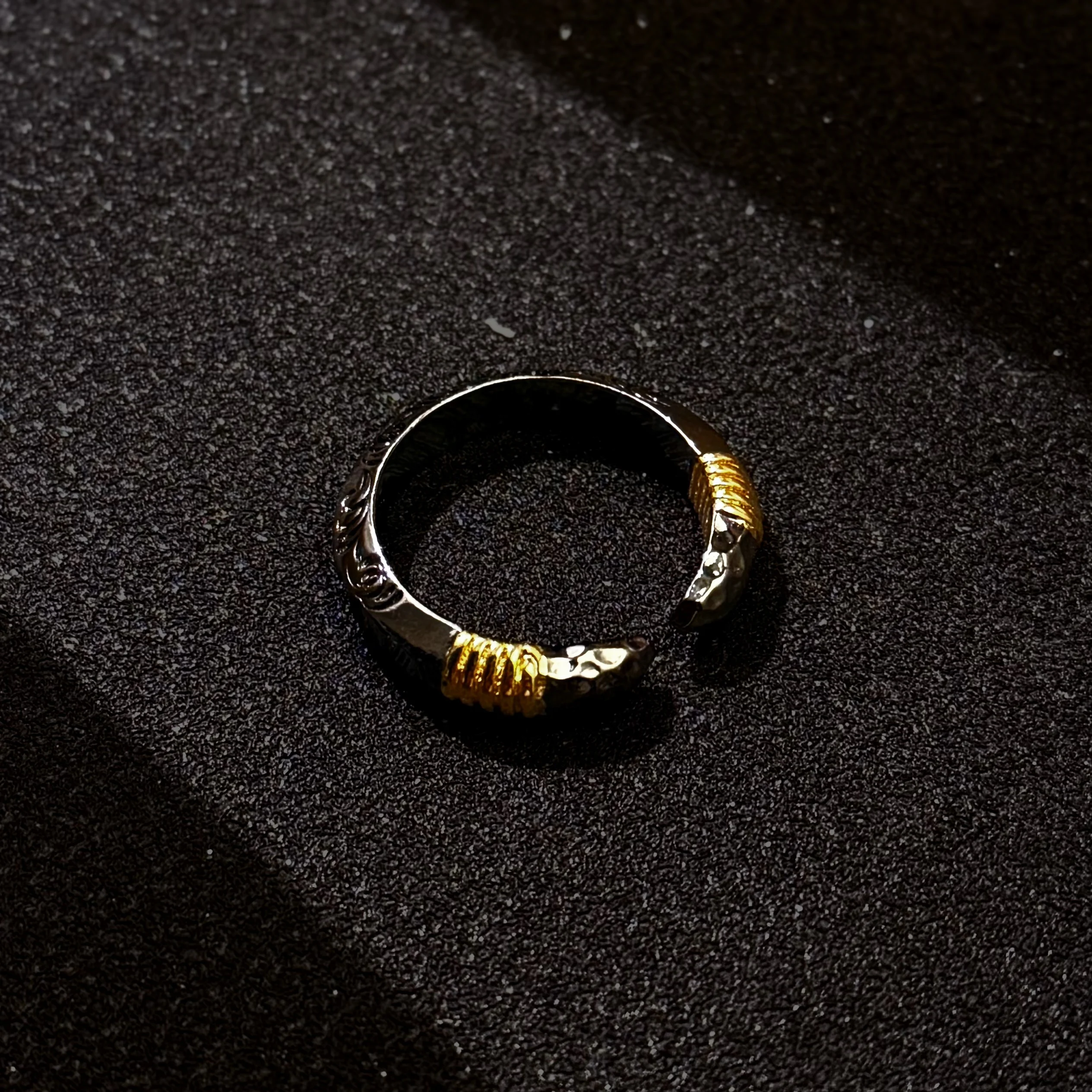Retro-Tang-Gras-Muster Speerspitzen-Verstellbarer Offener Ring für Männer, Versilbertes Messing, Punk-Gothic Edgy Schmuck-Accessoire, Geschenk – Detail 12