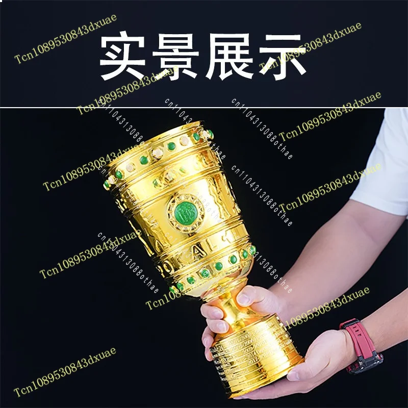 Los aficionados del Bayern Munich y del Borussia Dortmund decoran el entorno del fútbol de la Bundesliga, el trofeo de la Copa de Alemania