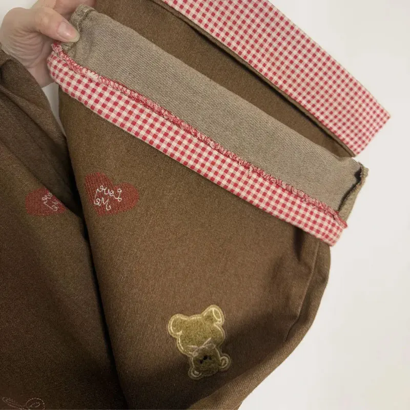 กางเกงยีนส์ลายปักหมีน้อยน่ารัก สไตล์ชิคสำหรับฤดูใบไม้ร่วง เสื้อผ้าผู้หญิง แต่งผ้าลูกไม้ลายสก็อต ตัดต่อผ้าเดนิม กางเกงขายาวทรงหลวมสบายๆ