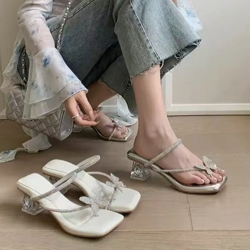 

Французские элегантные тапочки на высоком каблуке, женская новая уличная одежда, летние модные сандалии на толстом каблуке с кристаллами и бабочкой, тапочки с застежкой на носок