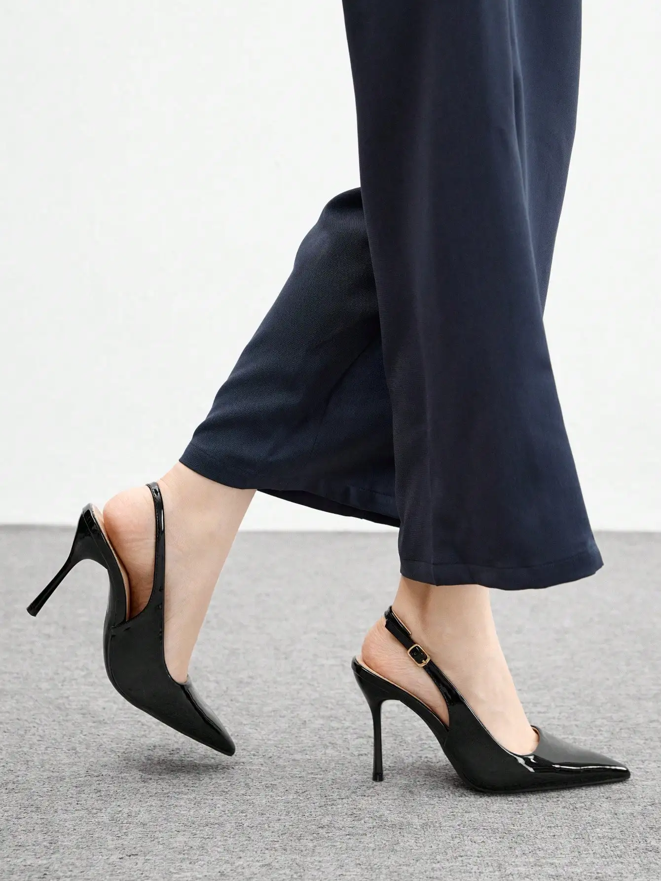 

Женские черные туфли-лодочки на шпильке с ремешком сзади, минималистичные, для офиса, модные