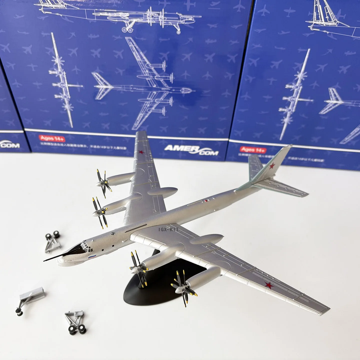 

Масштаб 1:200 Туполєв TU95 Тип медведя Стратегический бомбардировщик TU-95 Металлическая модель Литой под давлением самолет Настольный орнамент Коллекция самолетов Подарок