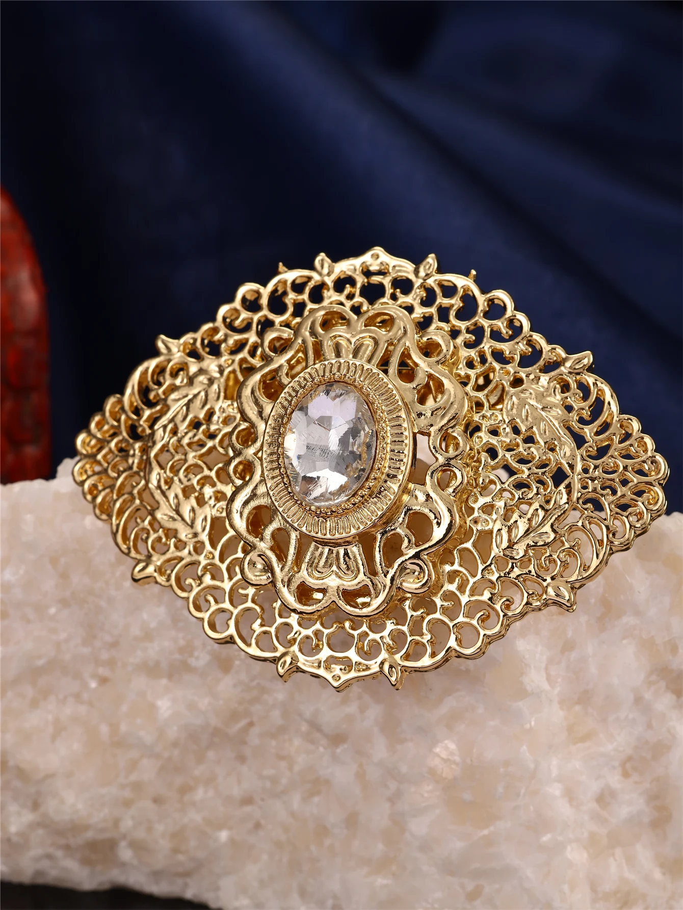 1 Piece of Vintage Court-Style Brooch for Women, Featuring Metal Hollow Filigree Craftsmanship, Hollow Carved Floral Vine Design, and Inlaid Rhinestones, Suitable for Arab Women to Wear at Weddings and Festivals
