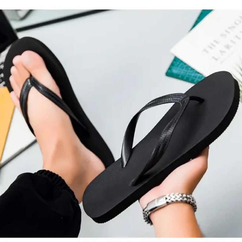 Flip Flops Breathable Beach Shoe Bathroom Slippers Man Black Sandals Men Luxury Flip Flops House Soft Slippers Home Clogs Slides