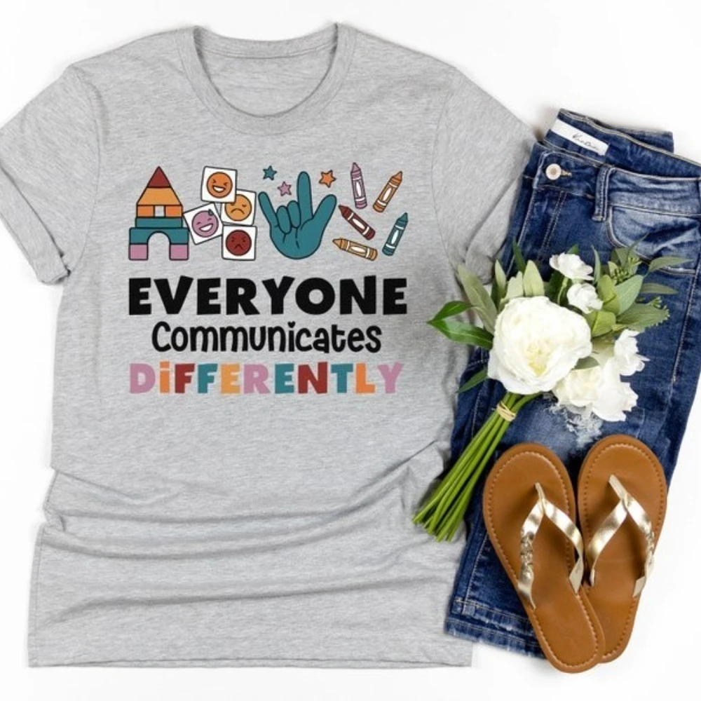 الجميع التواصل بشكل مختلف تي شيرت التوحد خاص إد المعلم التنوع العصبي قبول الوعي معالج الإعاقة هدية
