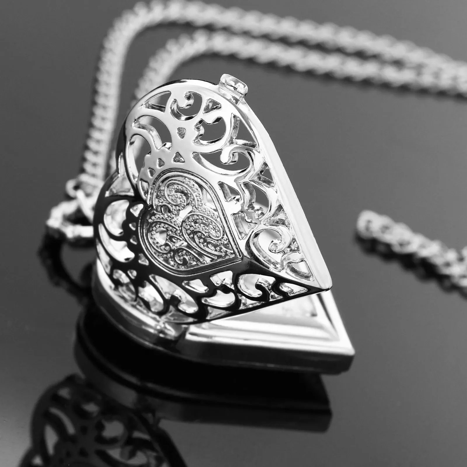 Exquisite Hollow Heart Design Pocket Watch Chain Steampunk Clock Vintage Necklace Pendant Jewelry Necklace Watch Men Women Gift