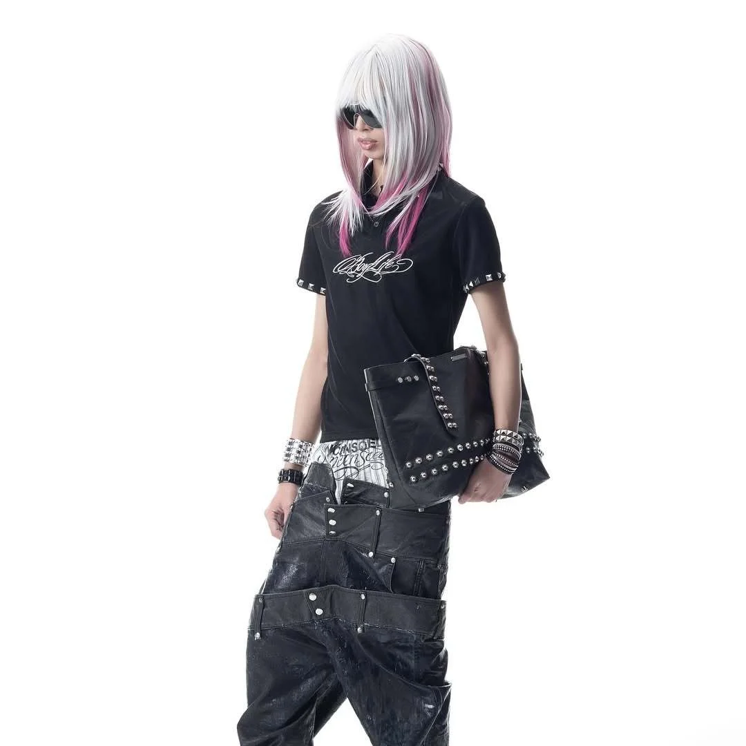 تي شيرت Y2K Streetwear Essential بأكمام طويلة ورقبة مستديرة يتميز بتصميم طباعة فرقة Punk ذات حافة داكنة