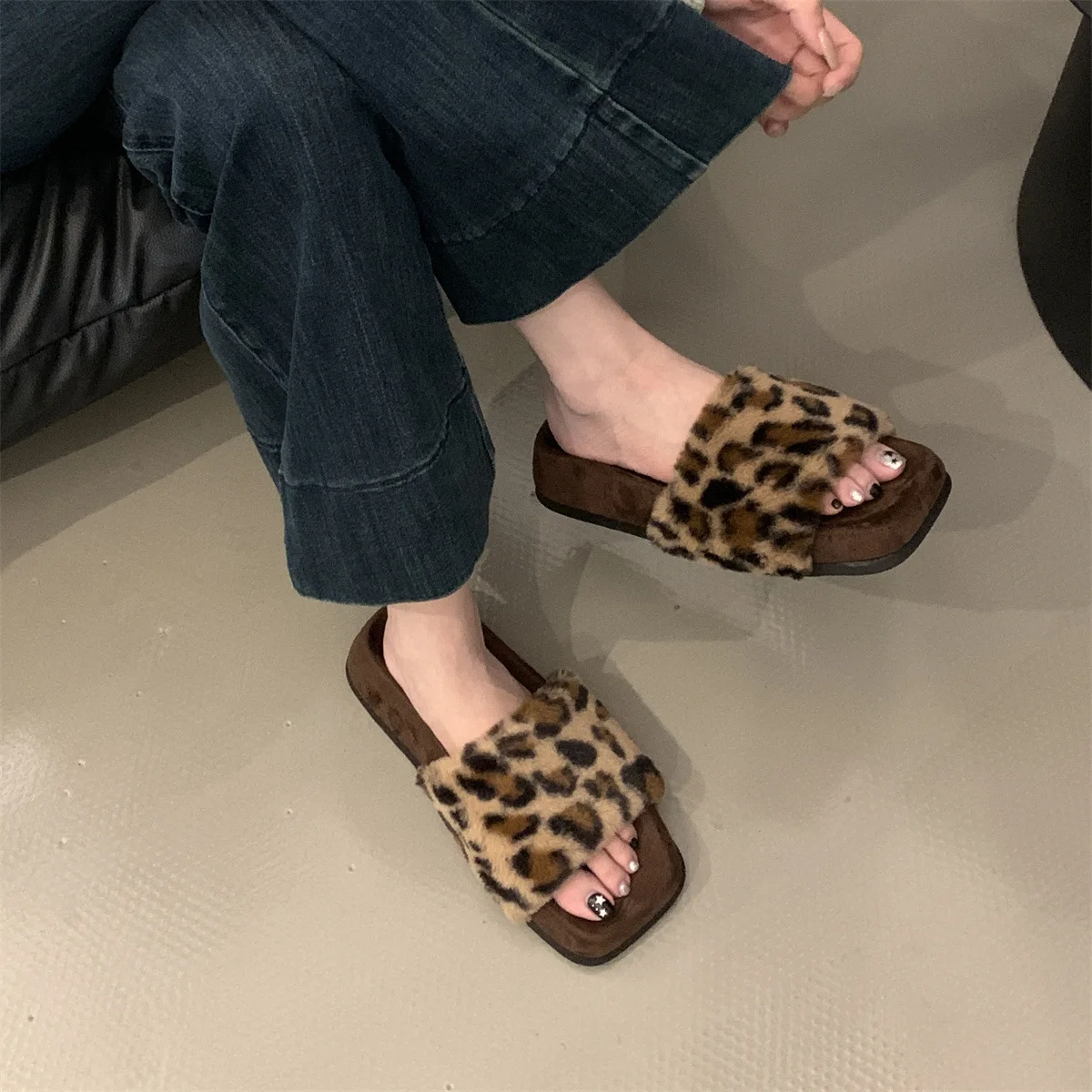 Futrzane buty z grubą podeszwą do odzieży wierzchniej Obuwie damskie Jesień i zima Nowe kwadratowe noski Retro Niche Leopard Print Bawełniane kapcie