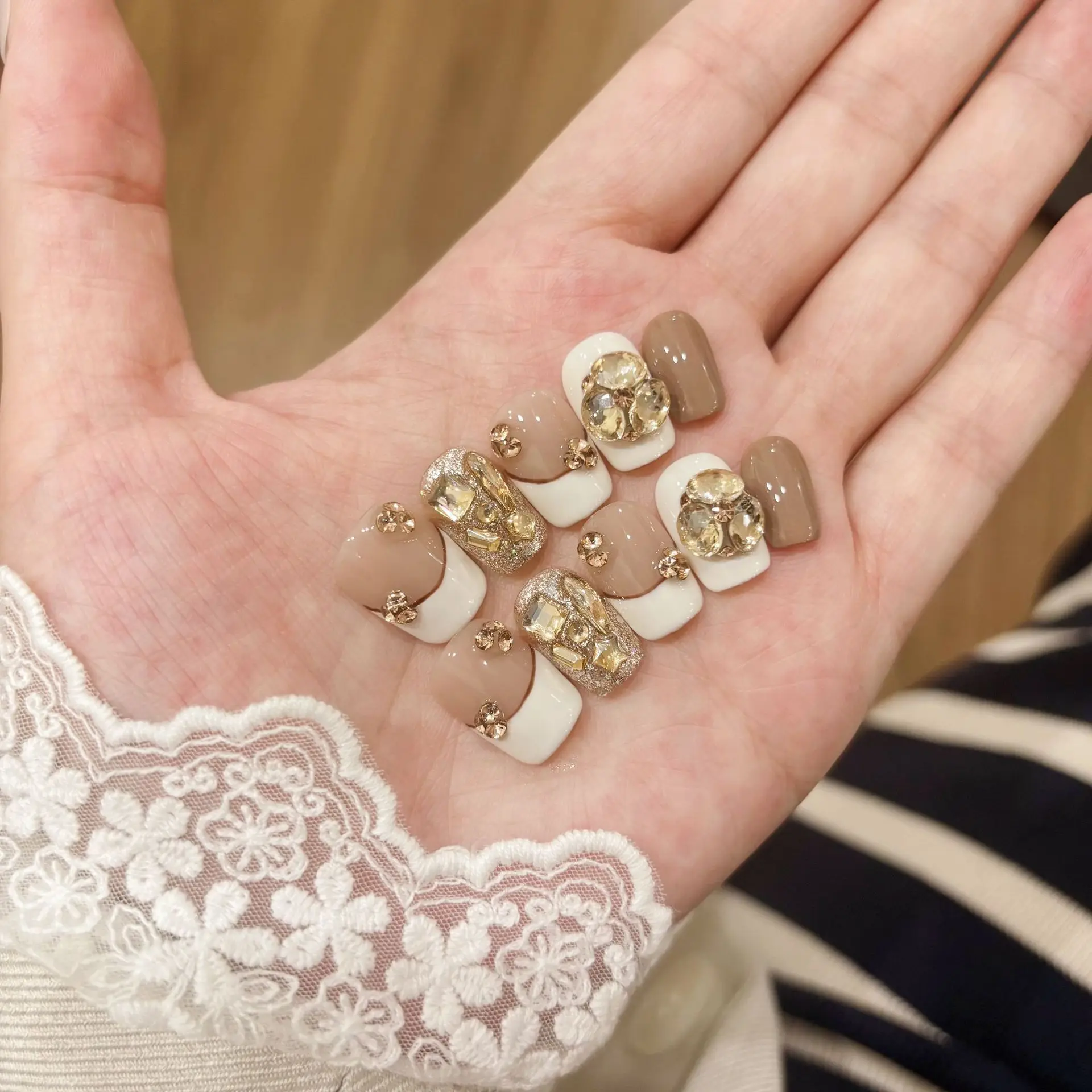 10 Stück handgemachte kurze französische Ins Press On Nails Shiny Gold Cat Eye Strass Design Herbst falsche Nägel tragbare Nägel Tipps Mädchen