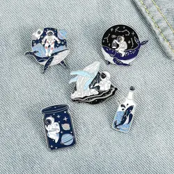 Pin de esmalte de astronauta y ballena Adventure Ocean Drifting, broches de botella de deseos, bolso, Pin de solapa, insignia, regalo de joyería para amigos