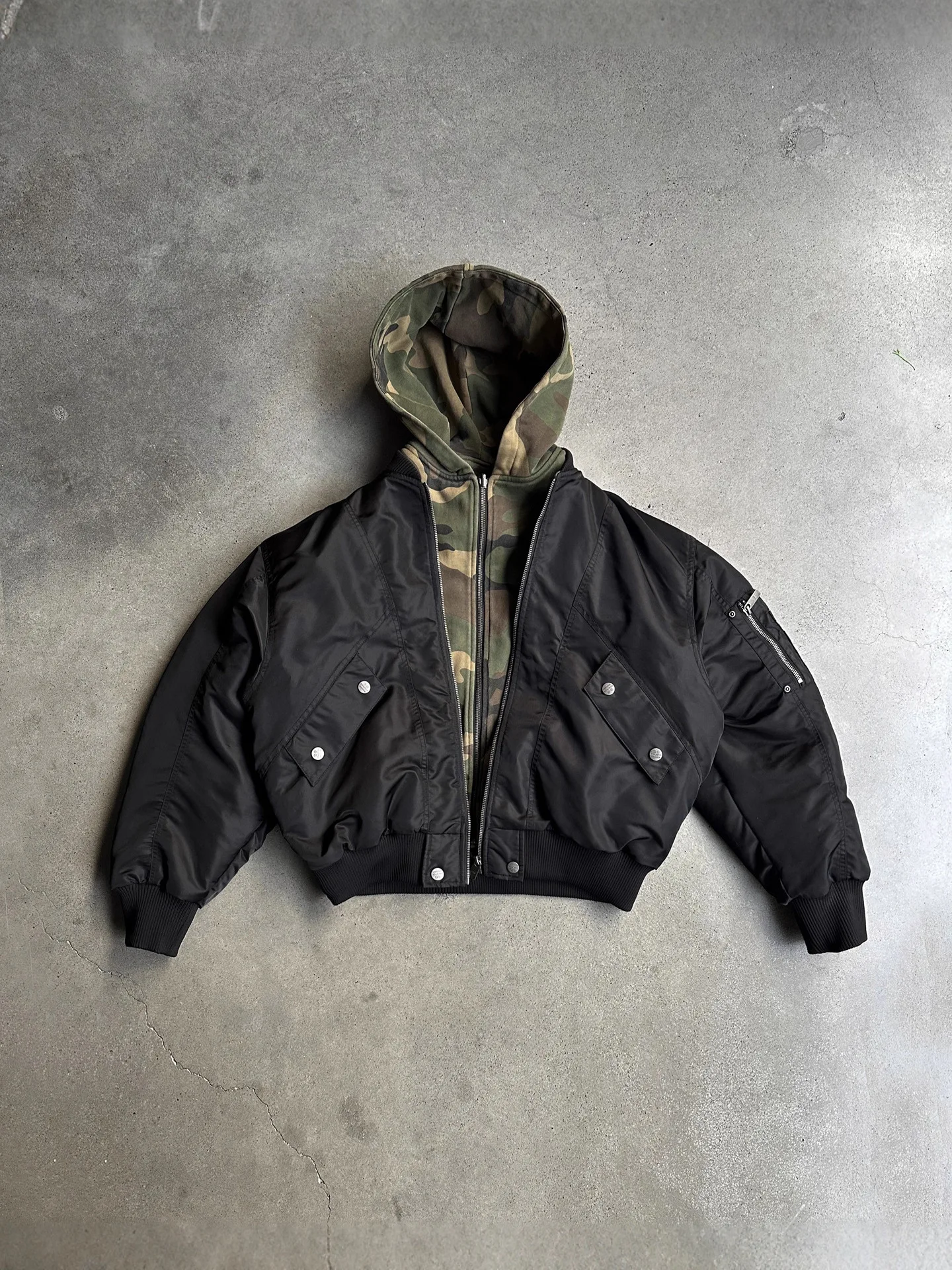 

2026 New Arrival Unisex Streetwear 2 In 1 Black Oversized Bomber Jacket With Camouflage Hooded Liner Zip Up Pocket Pilot Coat