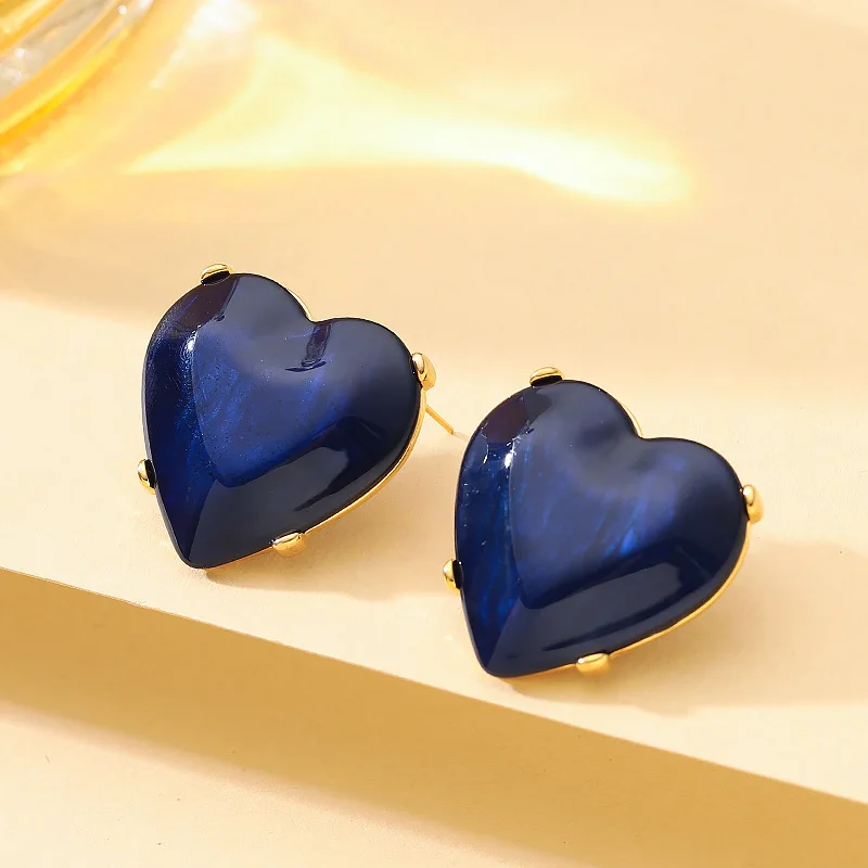 

Fashionable and gentle temperament resin love earrings light luxury high-end small fragrance earrings vacation style earrings