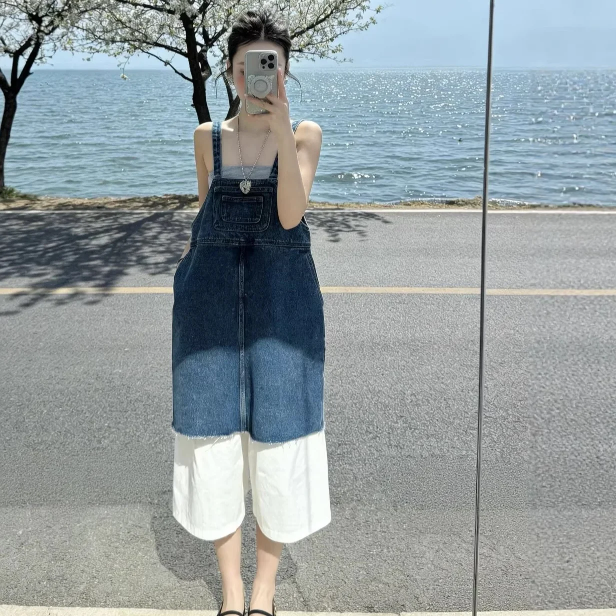 

Весенний комплект 2026: джинсовое платье в корейском стиле для похудения и белые широкие брюки. Модный повседневный спортивный костюм-двойка для женщин.