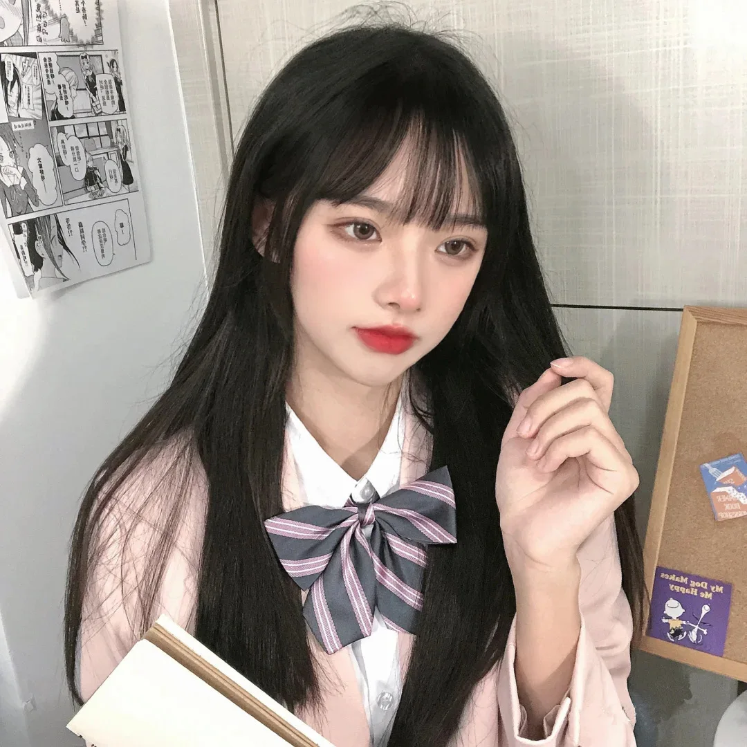 

Best-selling black straight 26-inch synthetic wig for Halloween cosplay role-playing. Everyday wig with high-temperature hair.