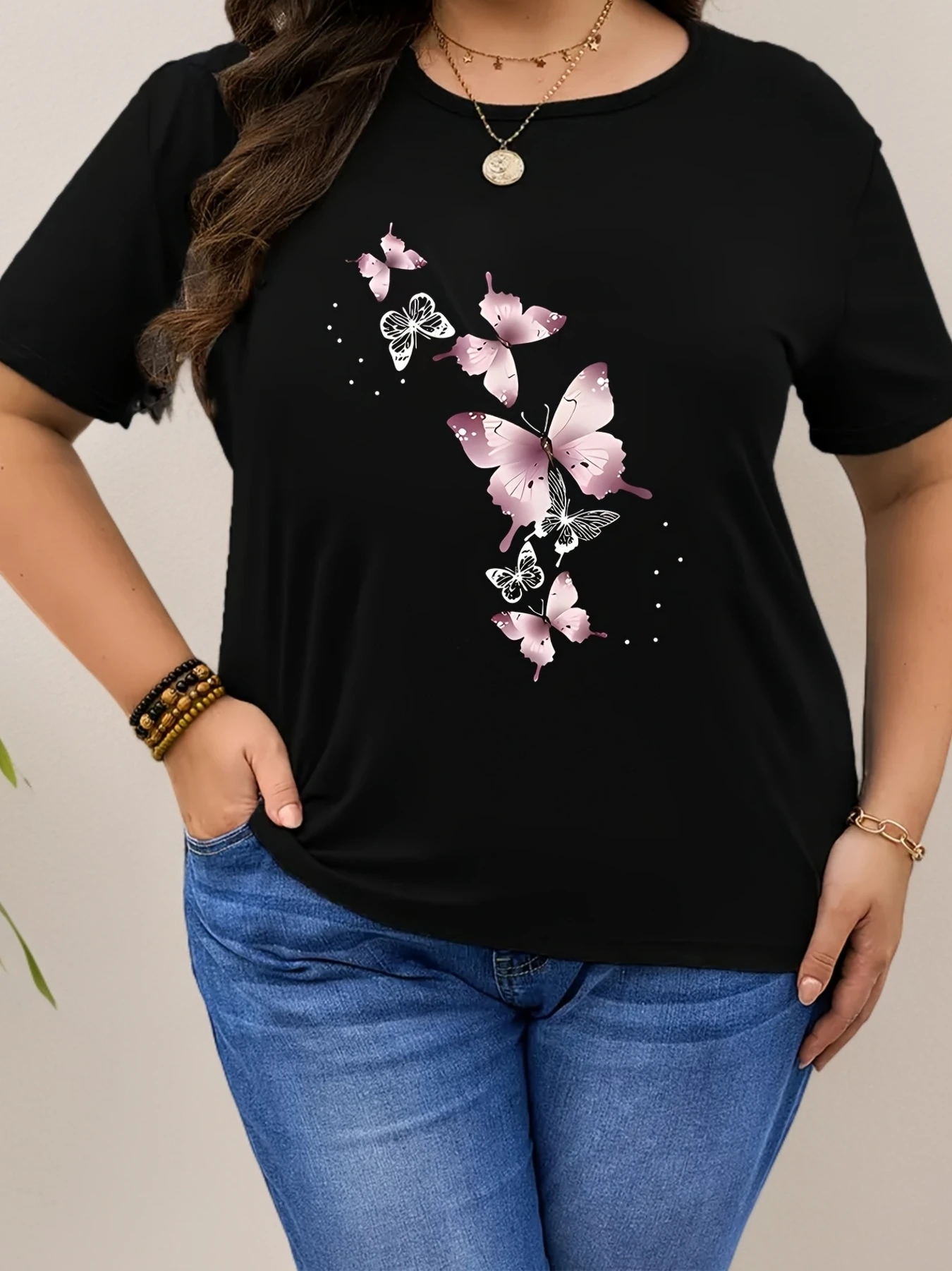 

Женская футболка с принтом розовых бабочек. Минималистичный, свежий и стильный дизайн с короткими рукавами в ярких цветах.