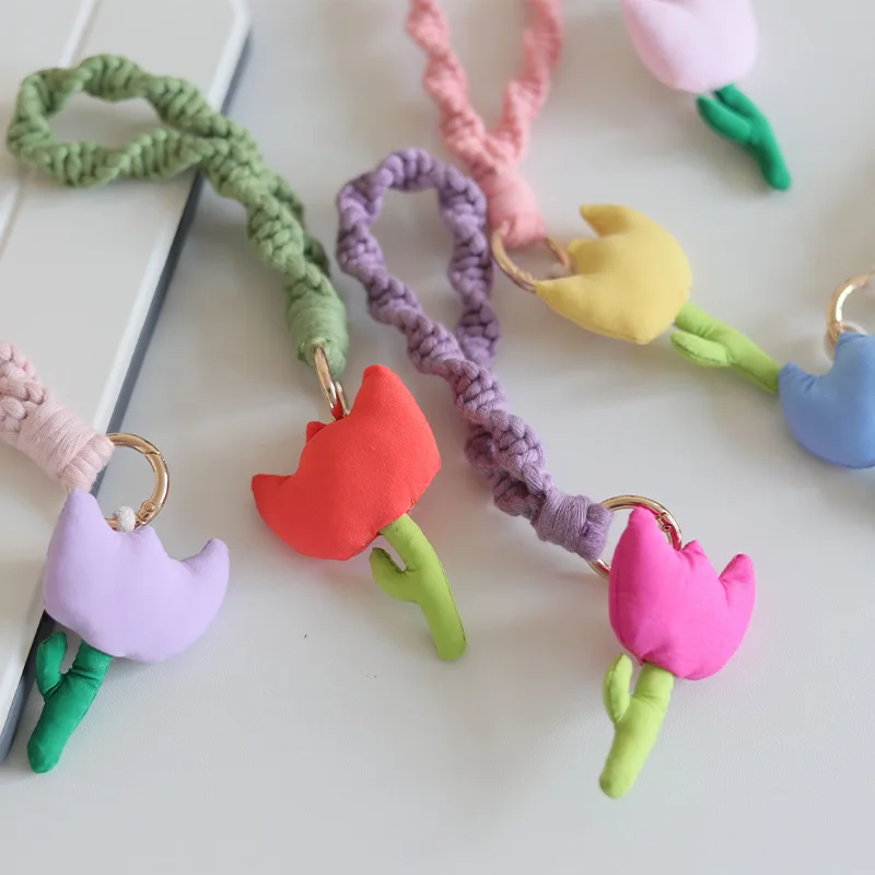 Porte-clés en peluche tissé à la main avec pendentif tulipe, plantes en peluche mignonnes, fleur tridimensionnelle, porte-clés pour sac à dos, cadeau pour un ami