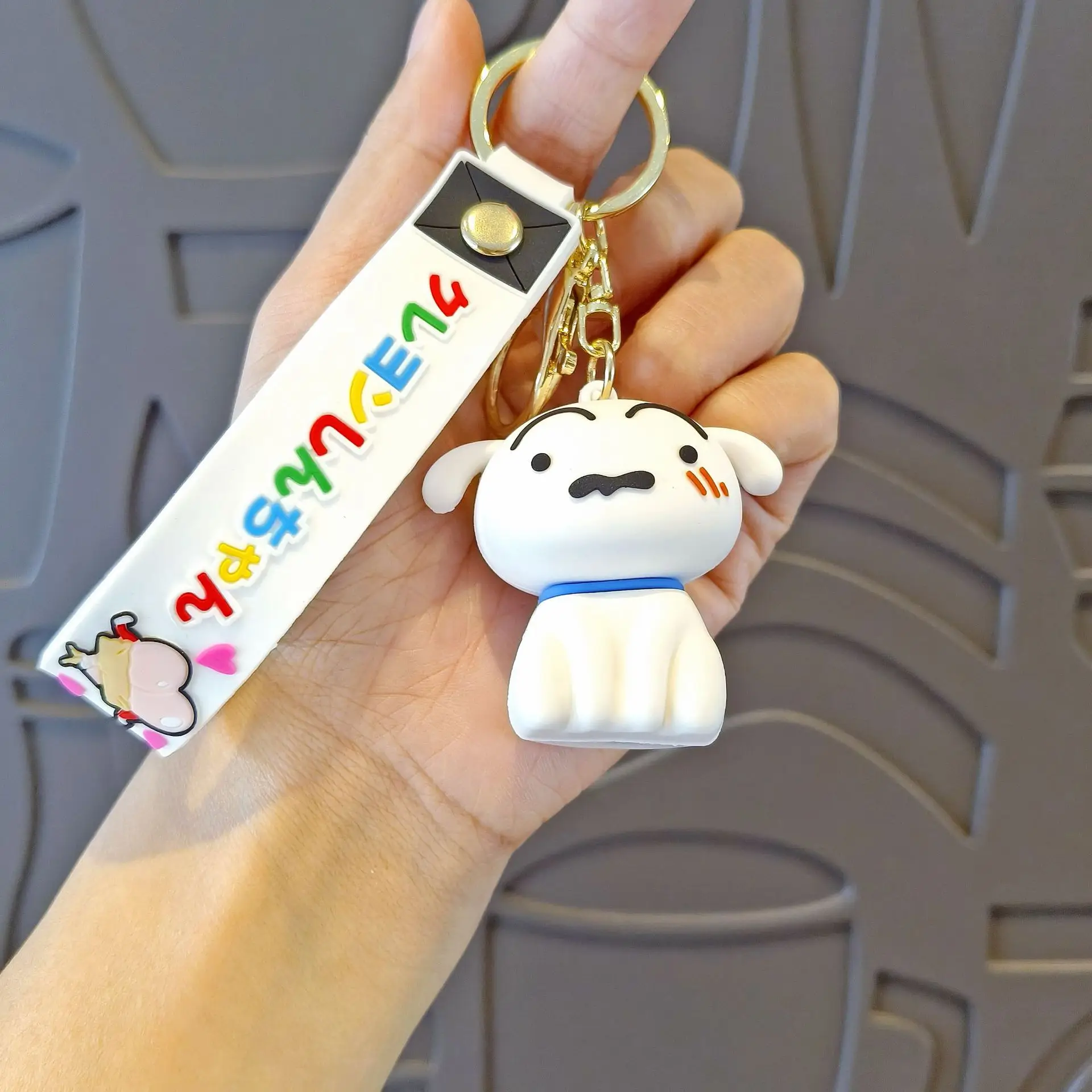 MINISO لطيف تلوين شين تشان هلام السيليكا مفتاح مشبك الإبداعية على ظهره قلادة الحلي الهزلية هدايا لطيف للبنين والبنات 2025