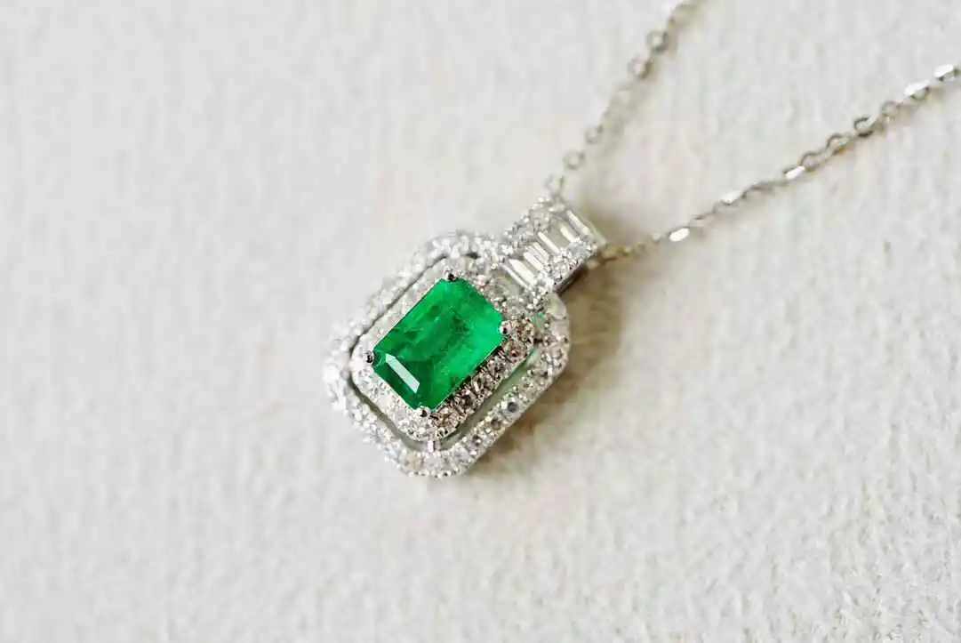 

Современное ожерелье с подвеской из натурального изумруда | Набор центральных камней 0,6 карата из 18-каратного золота с алмазной каймой