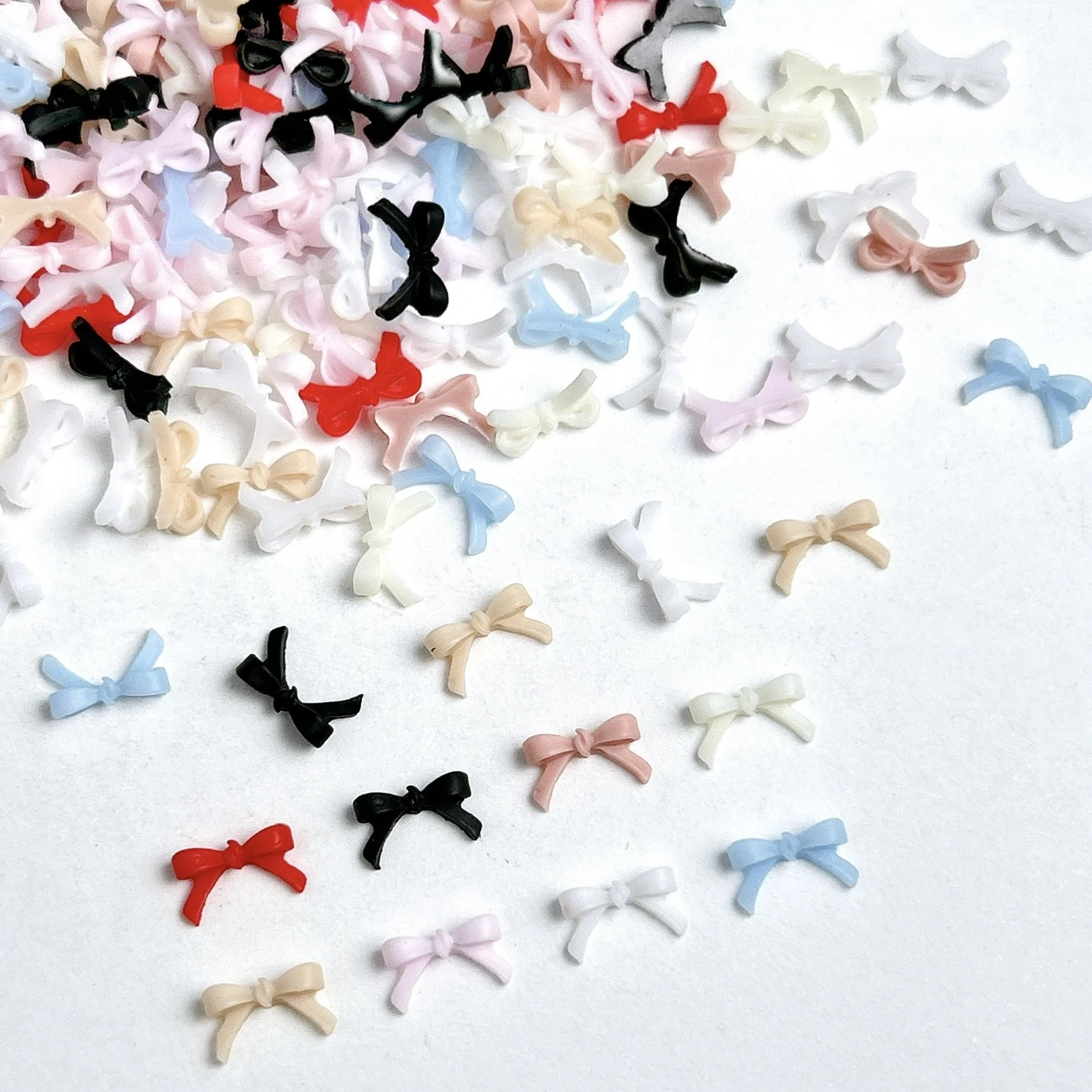 50 Uds. De lazos de varios colores, dijes para decoración de uñas, Mini lazos de línea adorables, adornos de resina para uñas para pendientes DIY, suministros para uñas