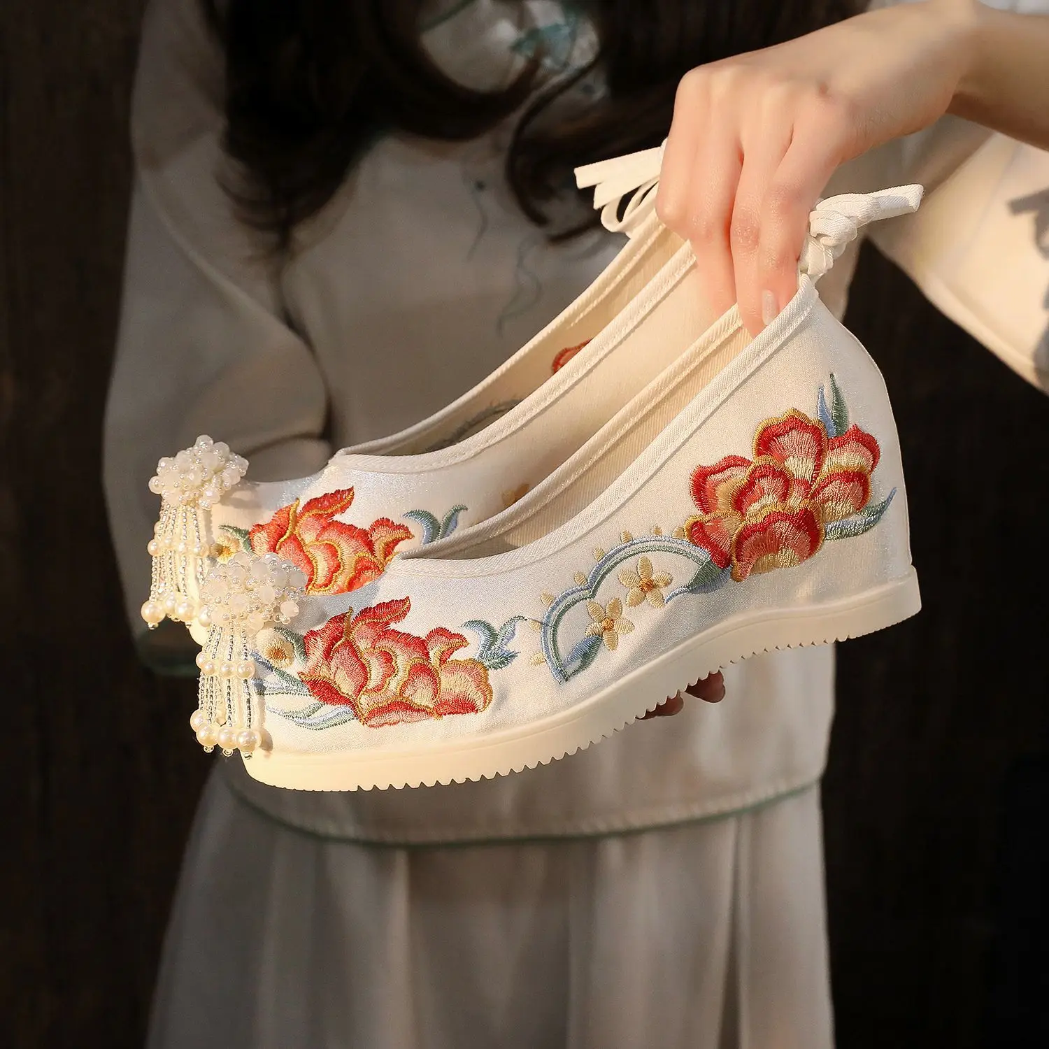 Ancient Chinese Style Hanfu Shoes Embroidered Flower Tassel Shoes Women's Dance Performance Shoes Wedding Old Beijing Shoes