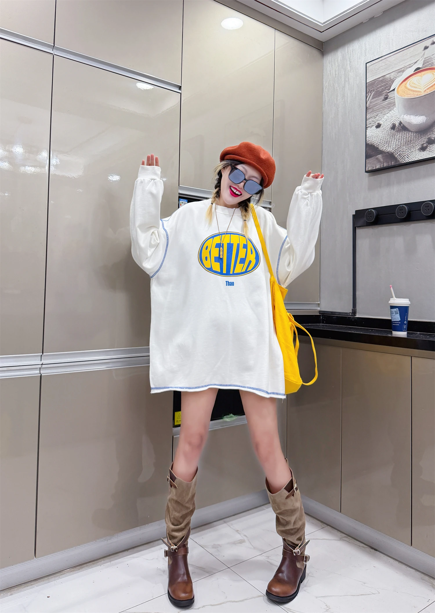 Felpa allentata con stampa di nuove lettere autunno inverno di marca alla moda da donna Top a maniche lunghe di media lunghezza semplice ed elegante strato base