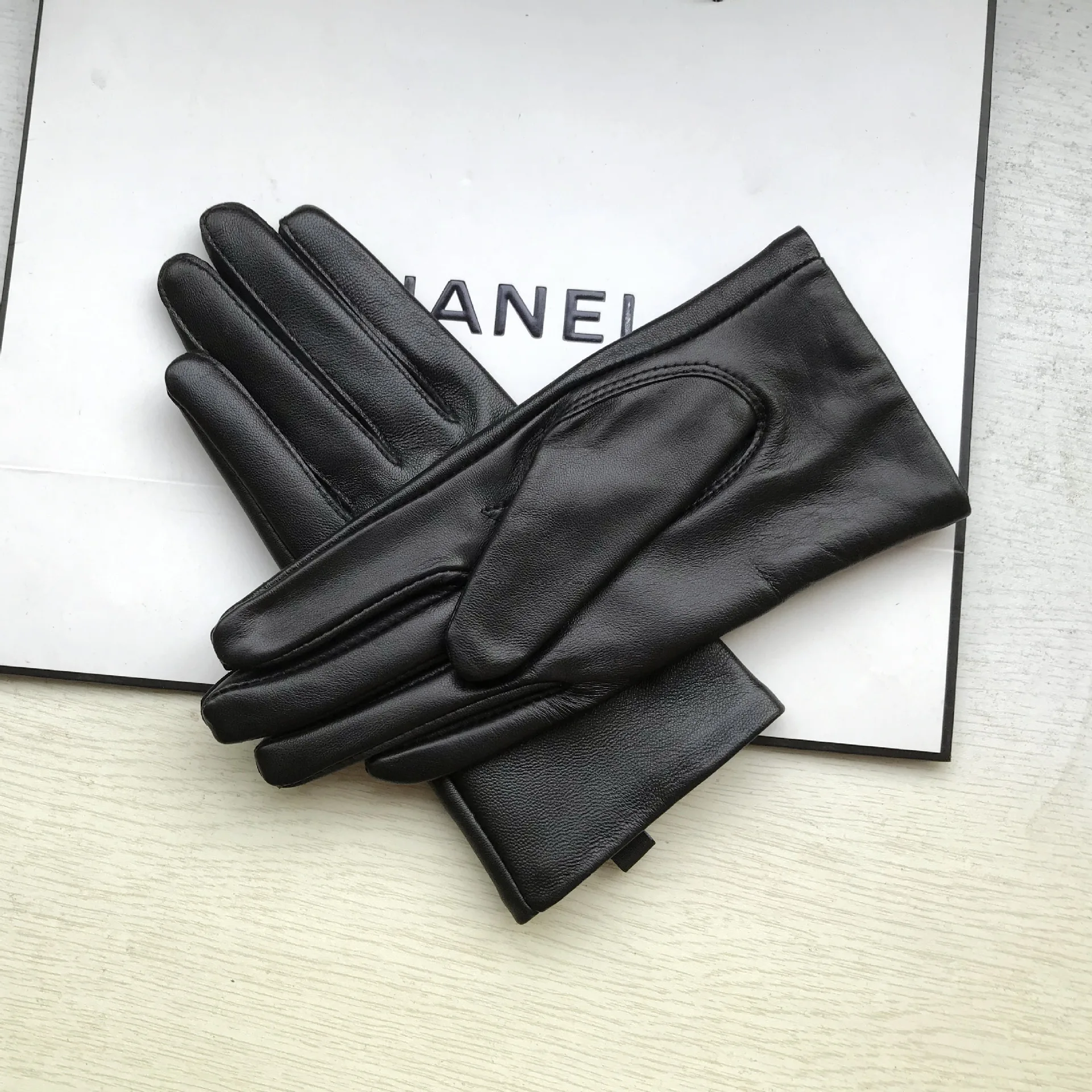 Ladies Sheepskin Gloves Classic Solid Color Real Leather Spring Velvet Lining Cycling Driving Gloves Autumn Winter