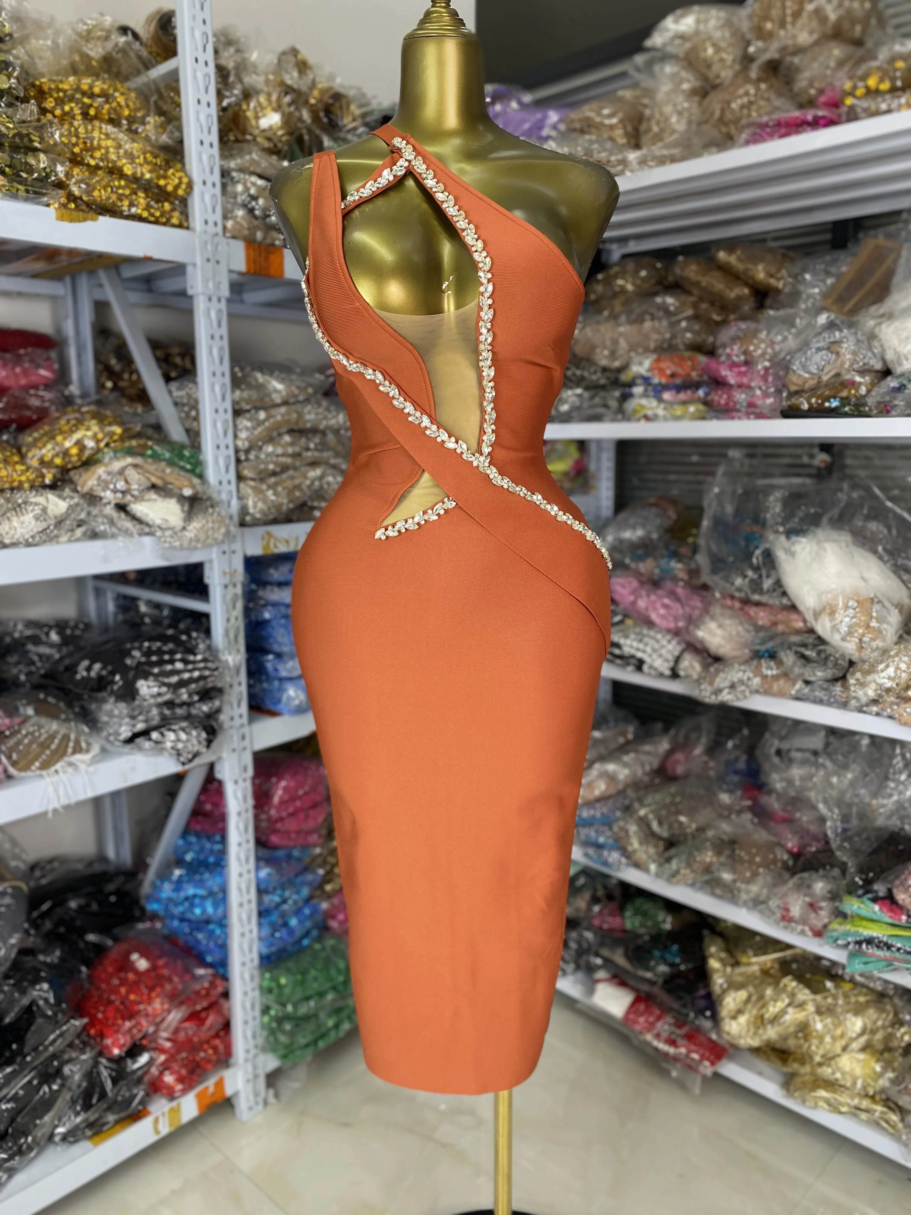 Hurtownia Fabryczna Damska Sukienka Bandage Długa z Tiulu z Asymetrycznym Wycięciem, Ozdobiona Cyrkoniami, w Kolorze Ciemnobrązowym, Idealna na Wieczorne Wyjścia, Imprezy Klubowe i dla Celebrytek