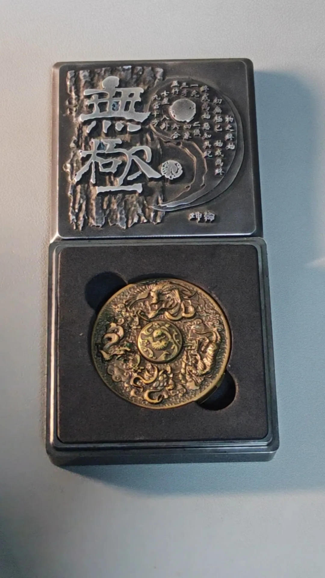 

Трехугольная бесконечная волчок, изготовленная из медной декомпрессионной игрушки EDC.