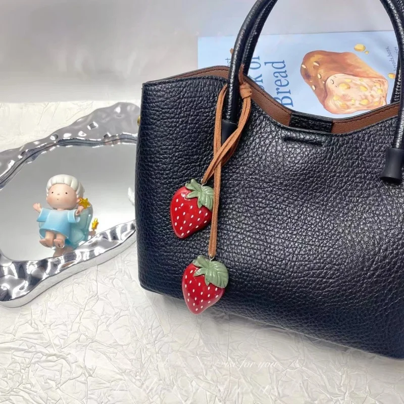 

Новая милая клубничная сумка, кулон, клубничные украшения, креативные брелки, подвесные автомобильные брелки