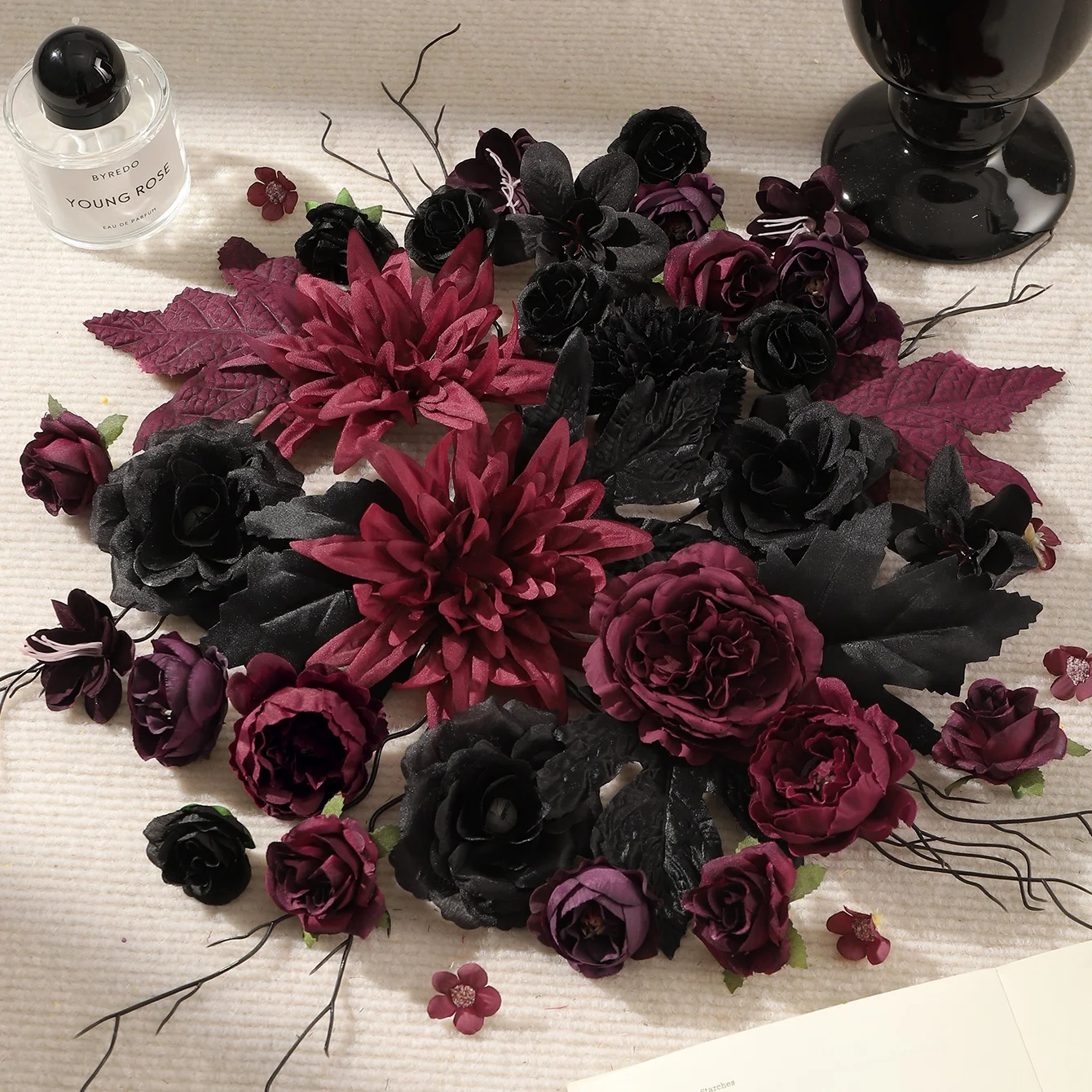 20/25/50 Stück Burgunderrote und Schwarze Künstliche Blumenköpfe aus Seide für Halloween-Dekoration, Dunkle DIY-Kränze, Girlanden und Bastelzubehör – Detail 8