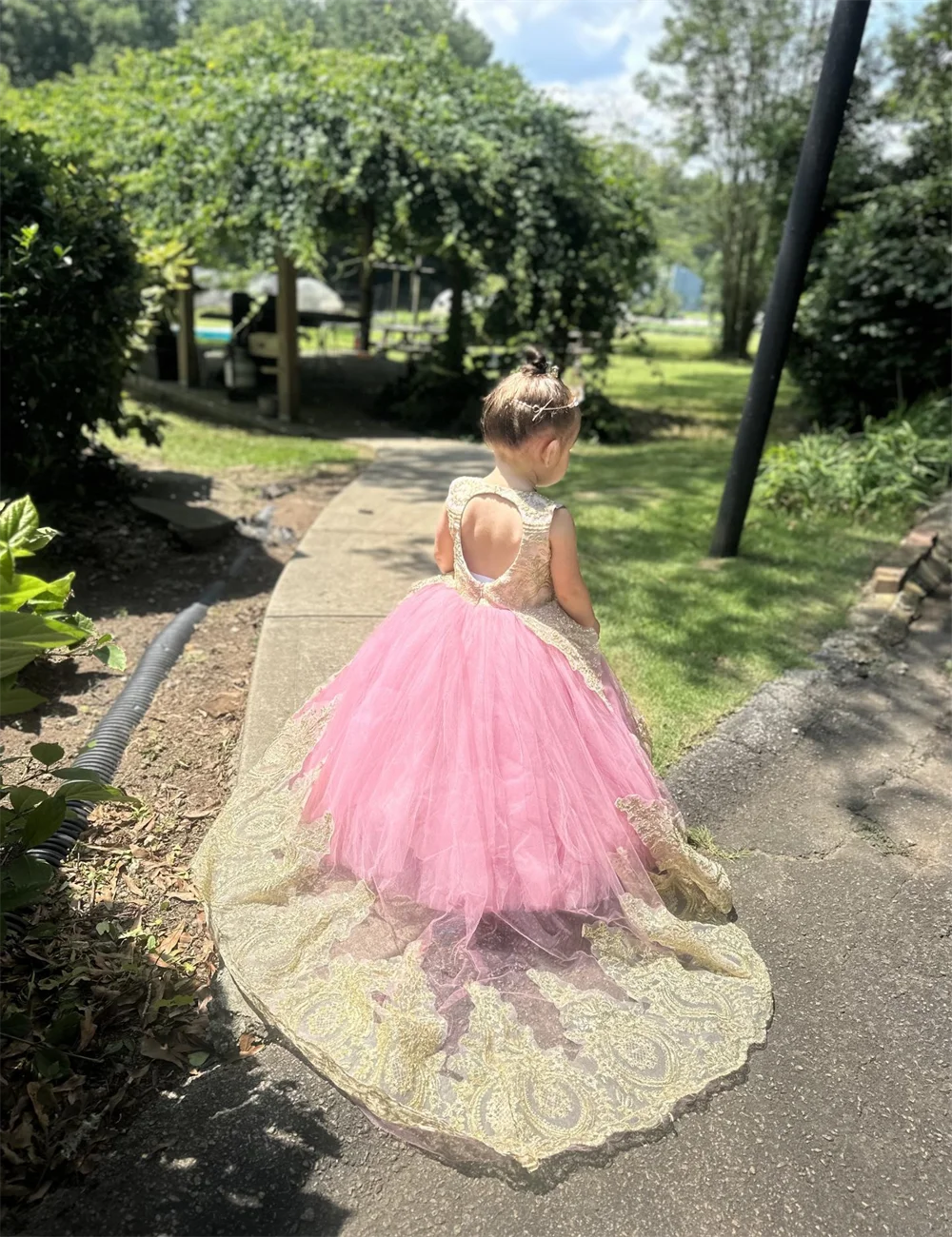 Vestido rosa de flores para niña, apliques dorados, cola de encaje para niños, cumpleaños, fotografía para niños pequeños, personalización de fiesta de graduación