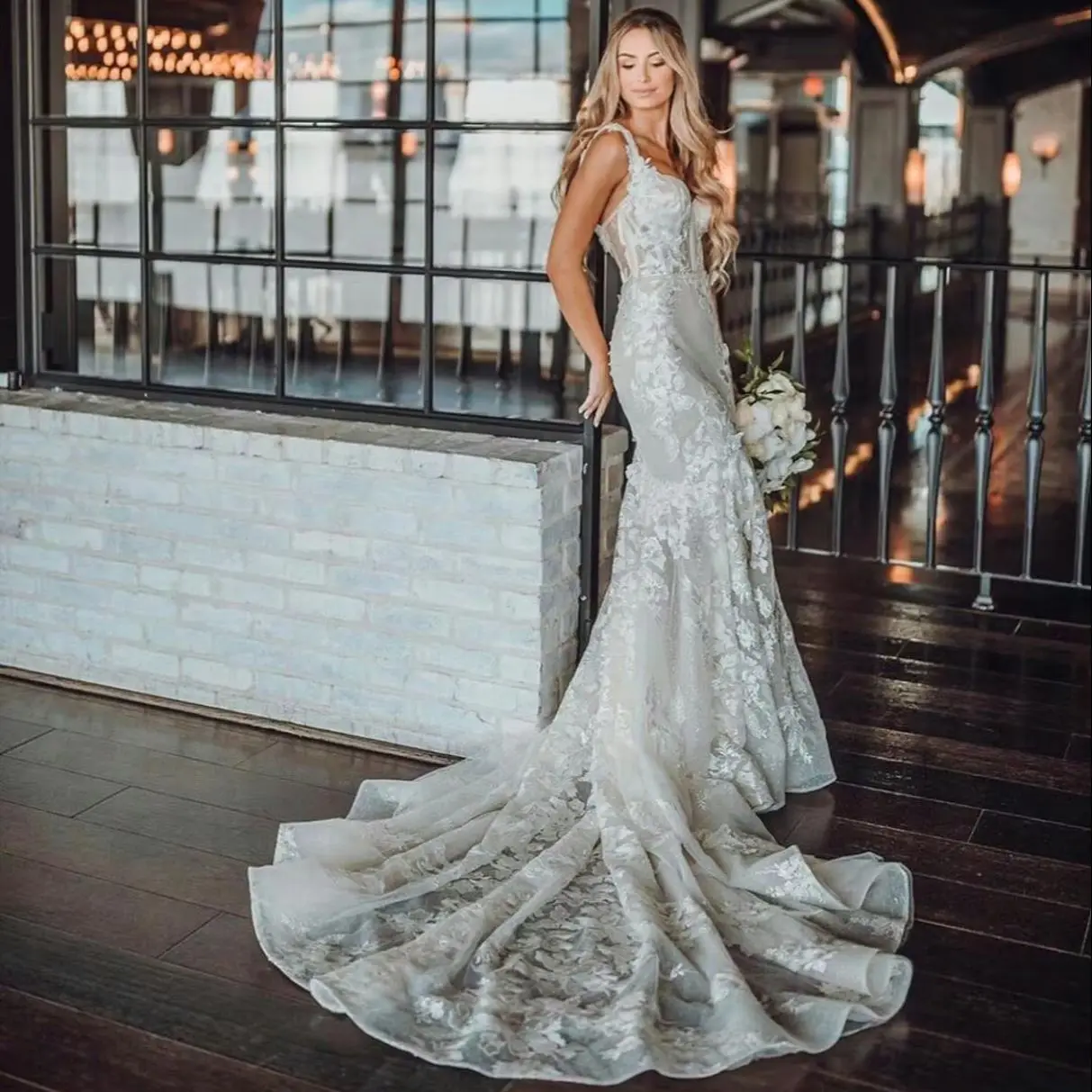 Böhmische Brautkleider, Spaghettiträger, Applikationen, Spitze, Meerjungfrau, Brautkleider, nach Maß, rückenfrei, Sweep-Zug-Hochzeitskleid