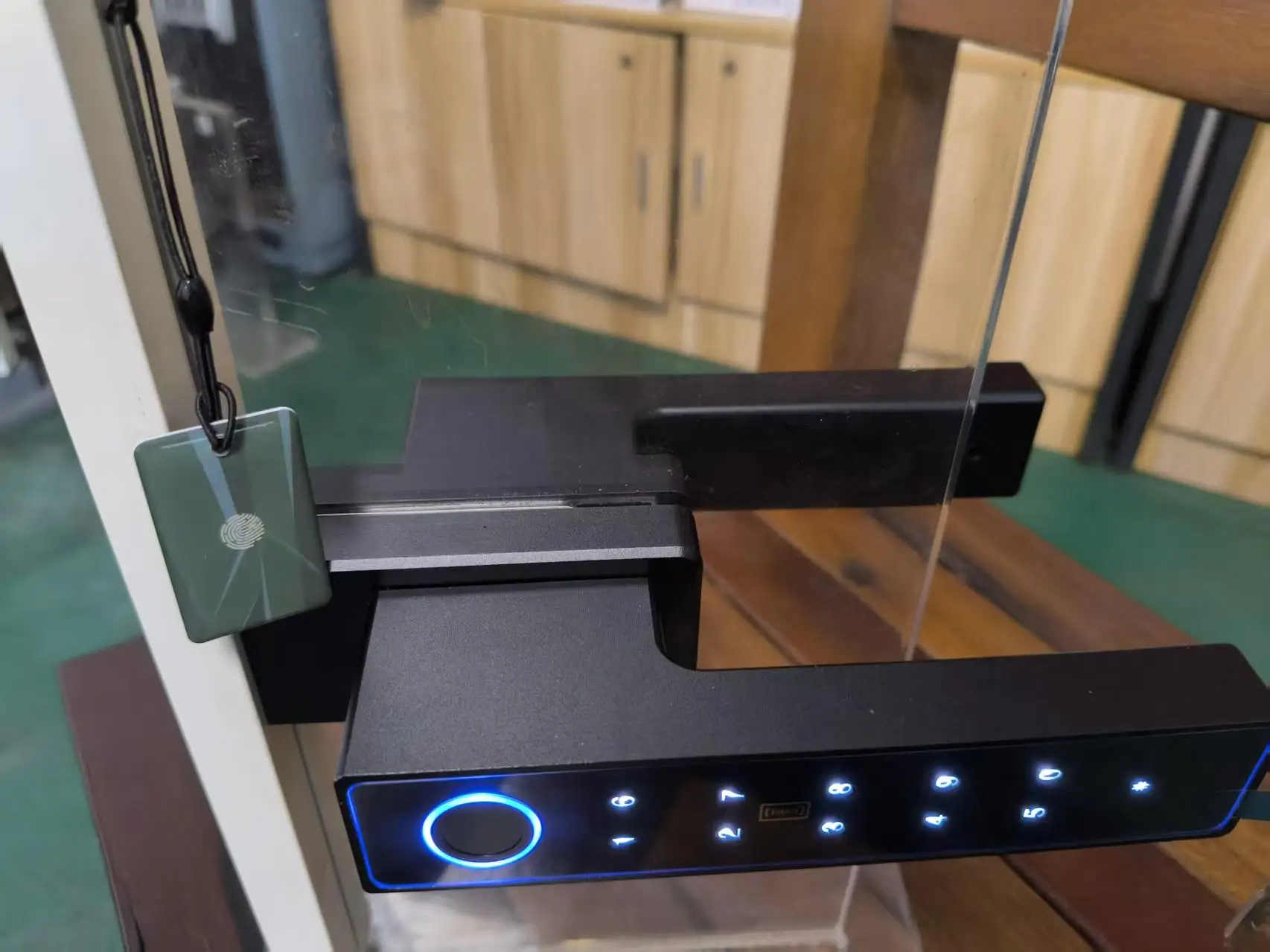 serratura-intelligente-impermeabile-anti-condensa-con-impronta-digitale-e-password-maniglia-per-porte-e-finestre