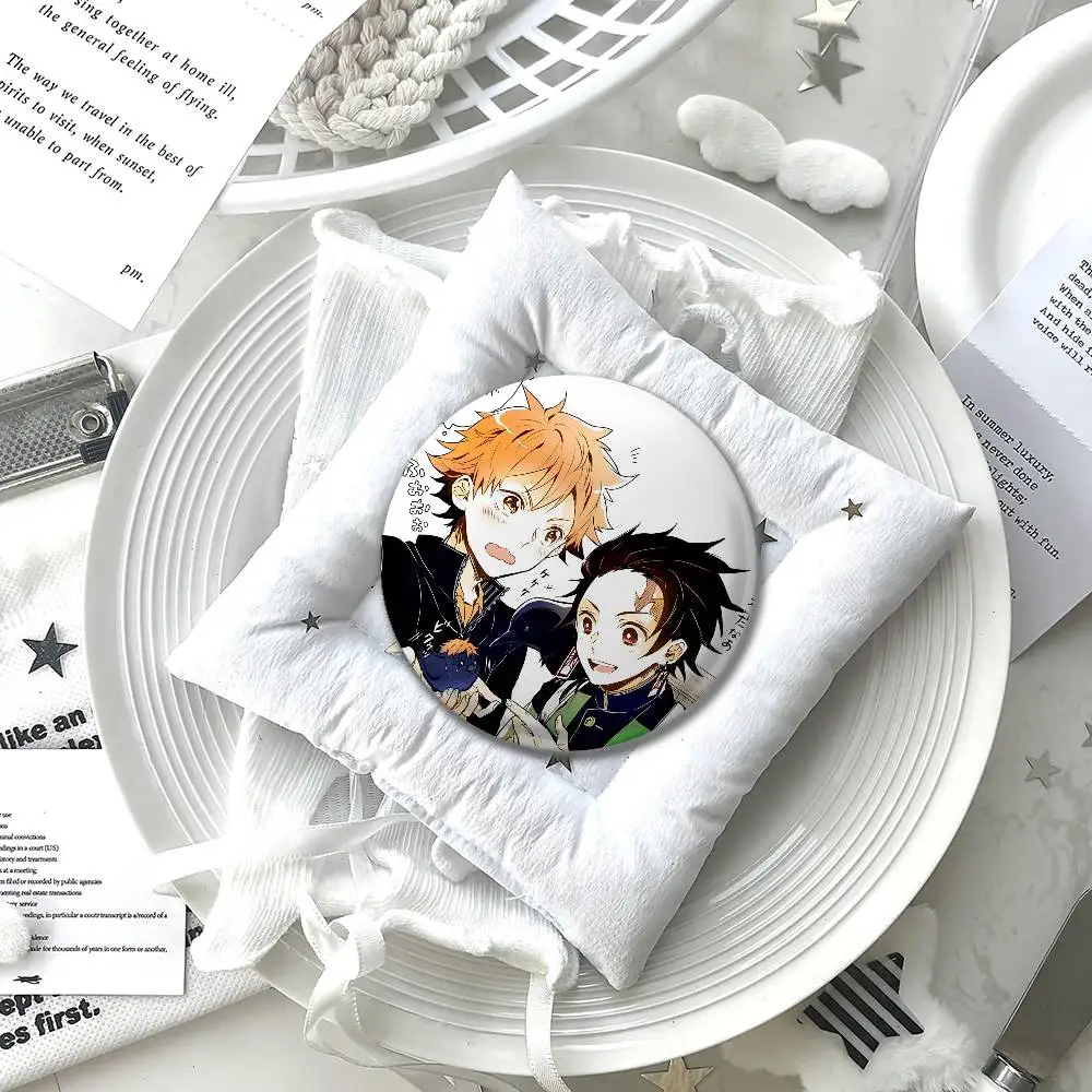 أمين H-Haikyuu وD-Demon القتلة شارات شارات الكرتون دبابيس مستديرة على ظهره سترة الاكريليك زر دبابيس جمع الهدايا