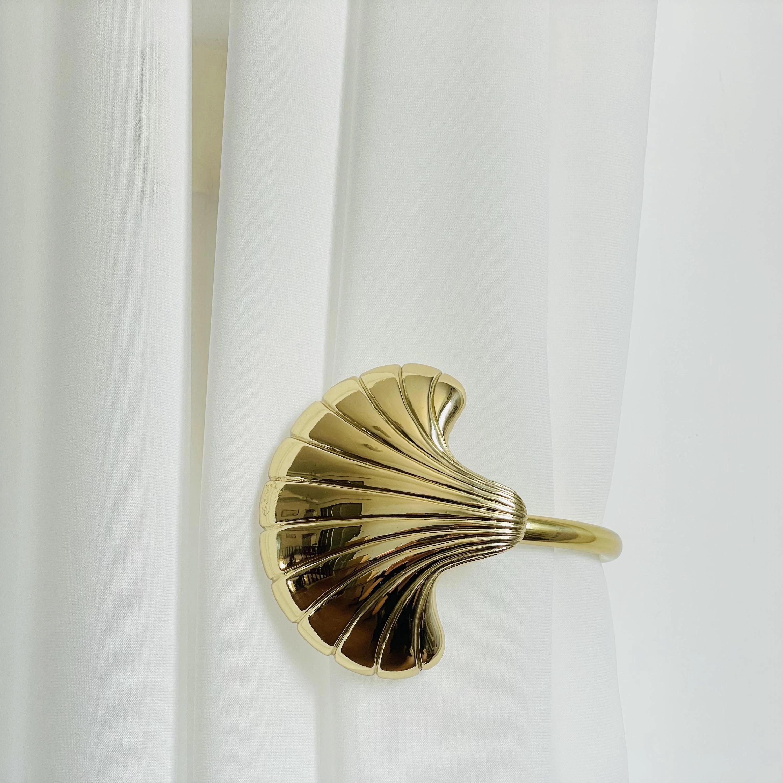 انخفاض سعر التصميم الحديث الفاخرة نمط الستار الملحقات جدار هوك عقد رباط للستائر المعدنية السنانير العائق