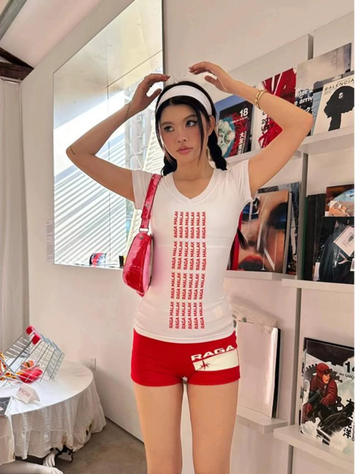 تي شيرت Jennie Raga Malak Spicy Girl Sle برقبة على شكل حرف v وأكمام قصيرة/شورت نسائي قطن مطبوع للتنقل النسخة الكورية