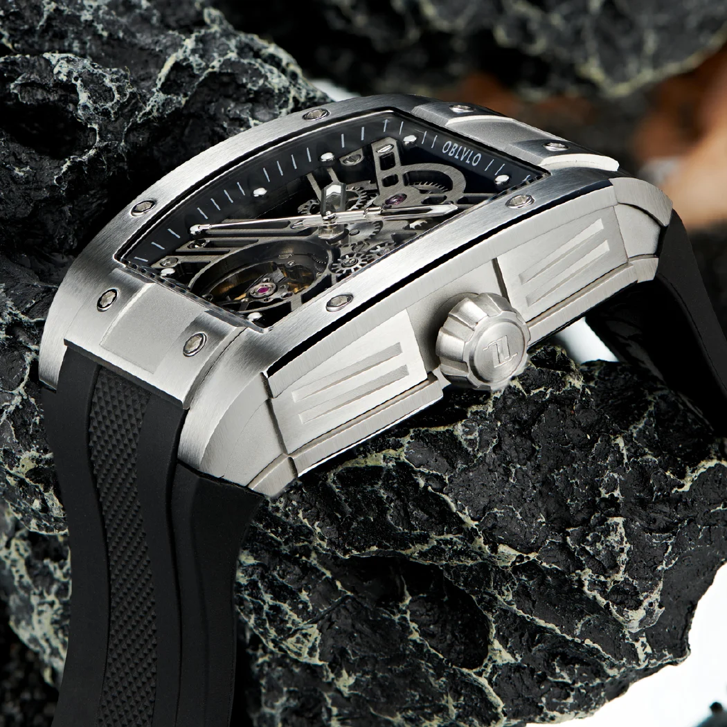 مستطيل الرجال التلقائي ساعة 44 مللي متر الفاخرة الميكانيكية ساعة اليد موضة مقاوم للماء Tonneau الجوف خارج الهاتفي الياقوت المطاط حزام