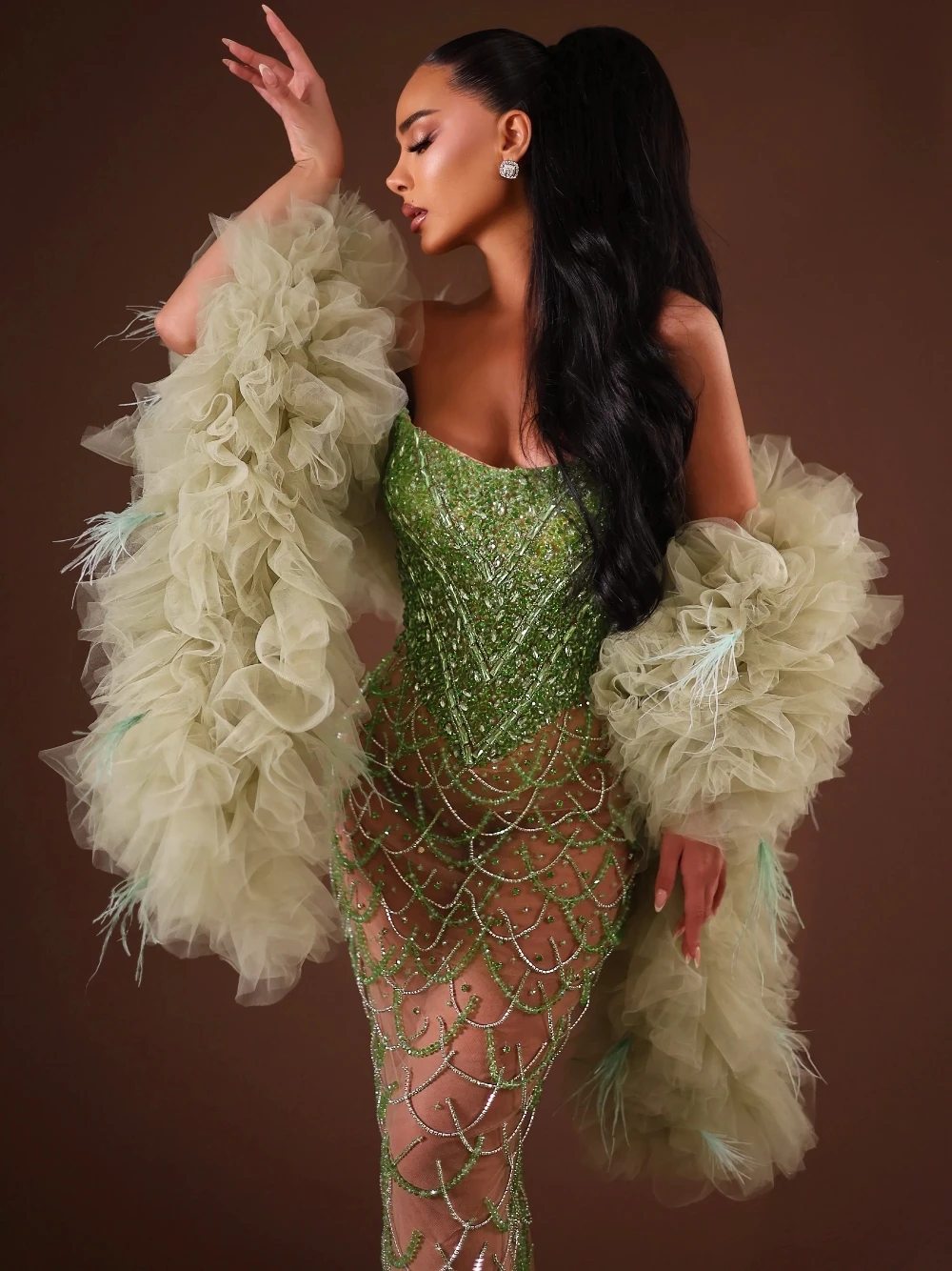 

Luxury Green Crystal Beaded Sheer Illusion Evening Dress With Detachable Tulle Feather Cape Customized For Wedding Party
