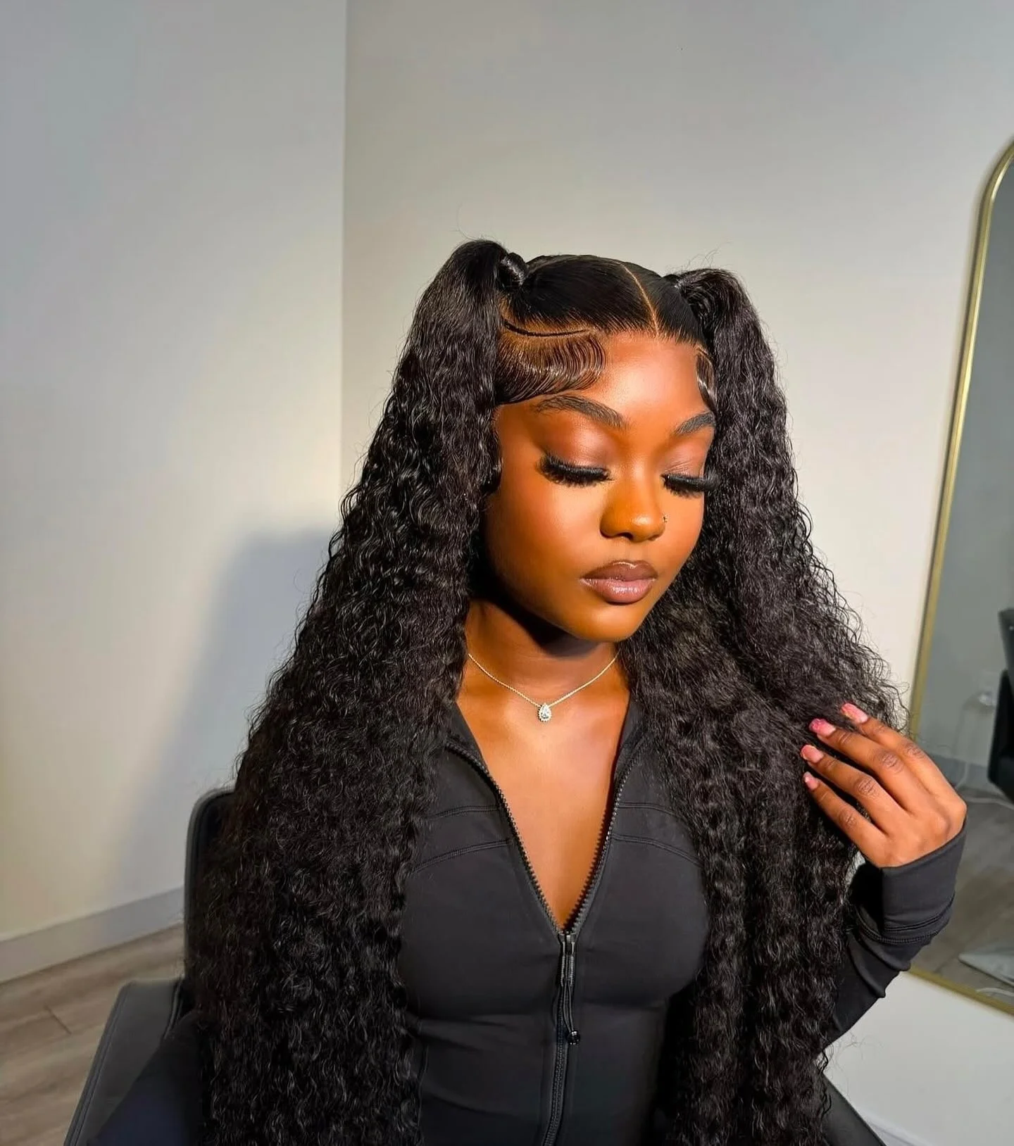 Peruki typu lace frontal 5×5 z transparentną koronką, peruki z ludzkich włosów Deep Wave w kolorze 1B, wstępnie przycięta koronka, bezklejowe peruki lace frontal z ludzkich włosów o gęstości 200.