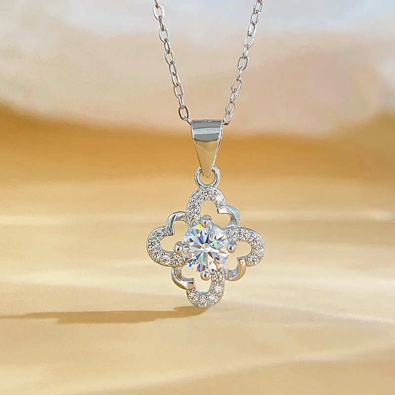 

Moissanite pendant necklace S925 sterling silver necklace, light luxury four-leaf clover, high-end feel