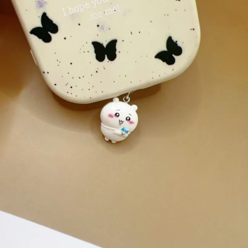 Chiikawa Zatyczka przeciwkurzowa do telefonu iPhone 7-15 z interfejsem Type-C, urocze akcesorium dekoracyjne w kształcie hachigami, uniwersalna zatyczka przeciwkurzowa do telefonu