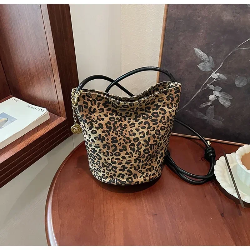 Leopard Print  Women\'s 2024 Autumn Niche Design Fashionable Shoulder Bag Super Popular Crossbody Bag Bucket Bag