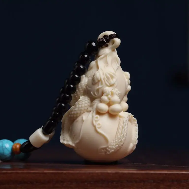 Ivory Nut Carved Silver Horn King Figurine Desktop Ornament Portable Hand Piece for Men Women Home Decor Craft