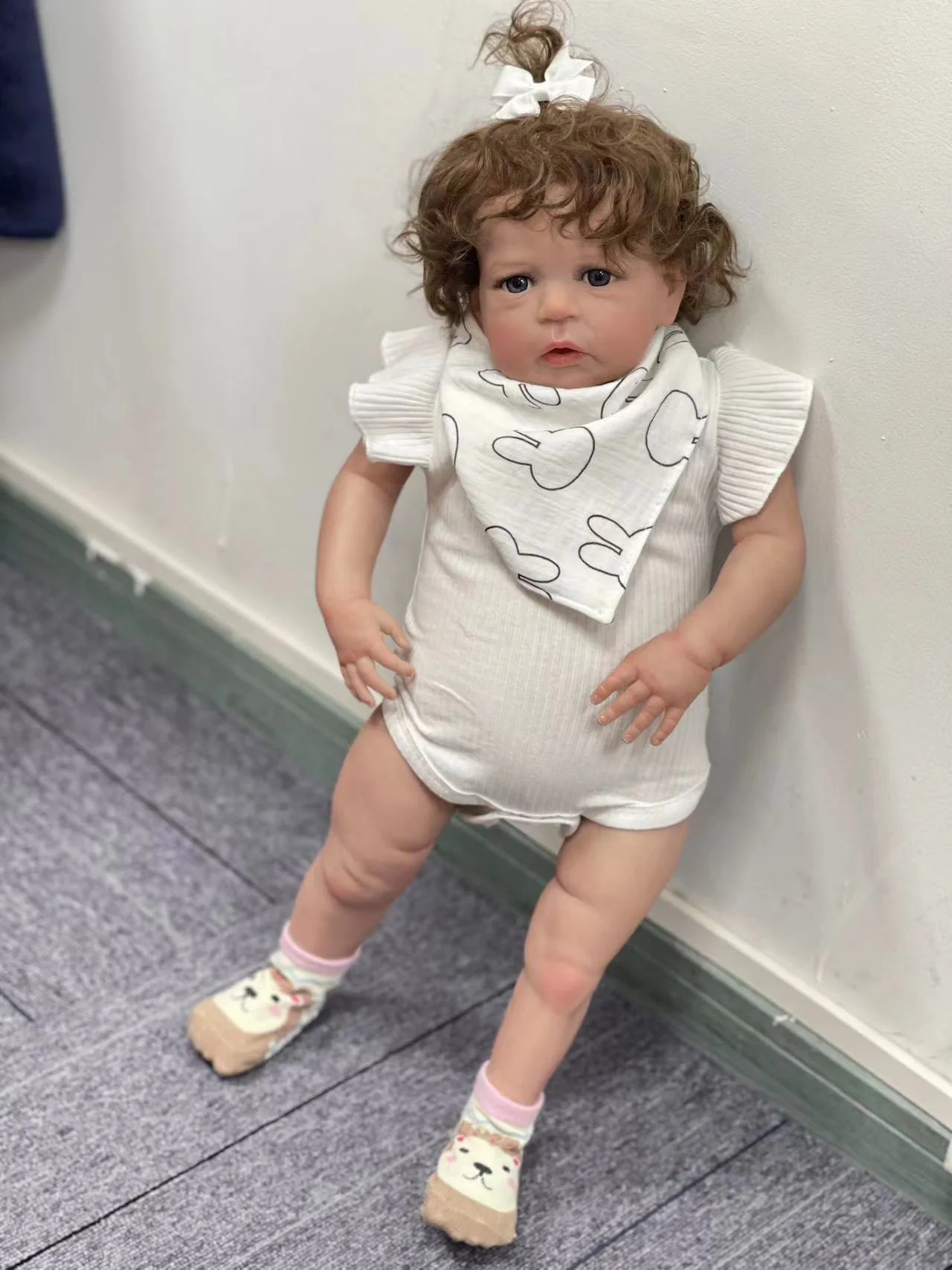 

24-дюймовая мягкая хлопковая кукла реборн Sandie, реалистичная кукла реборн, многослойная живопись, 3D кожа, видимые вены с волосами ручного корня