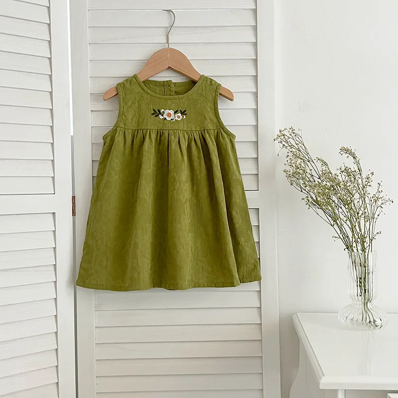 Koreanische Version Freizeitkleidung für Mädchen im Alter von 2-6 Jahren, ärmelloses Kleid mit Rundhalsausschnitt und Blumenstickerei, frisch und süß, Sommerneuheit