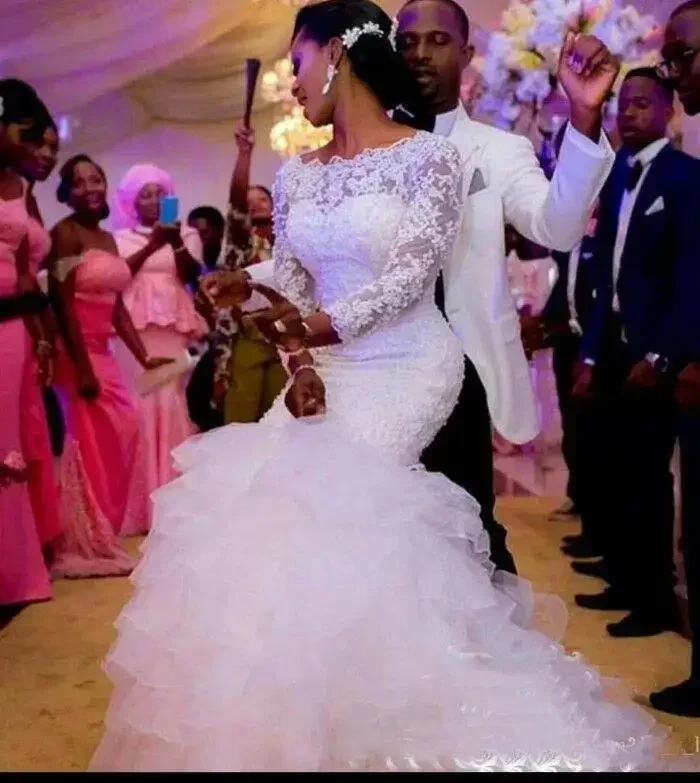 Maßgeschneiderte Schönheit Spitze Applikationen Brautkleider Vestido De Noiva 2025, mit Knöpfen hinten, Meerjungfrau, abgestufte Schichten, Brautkleider