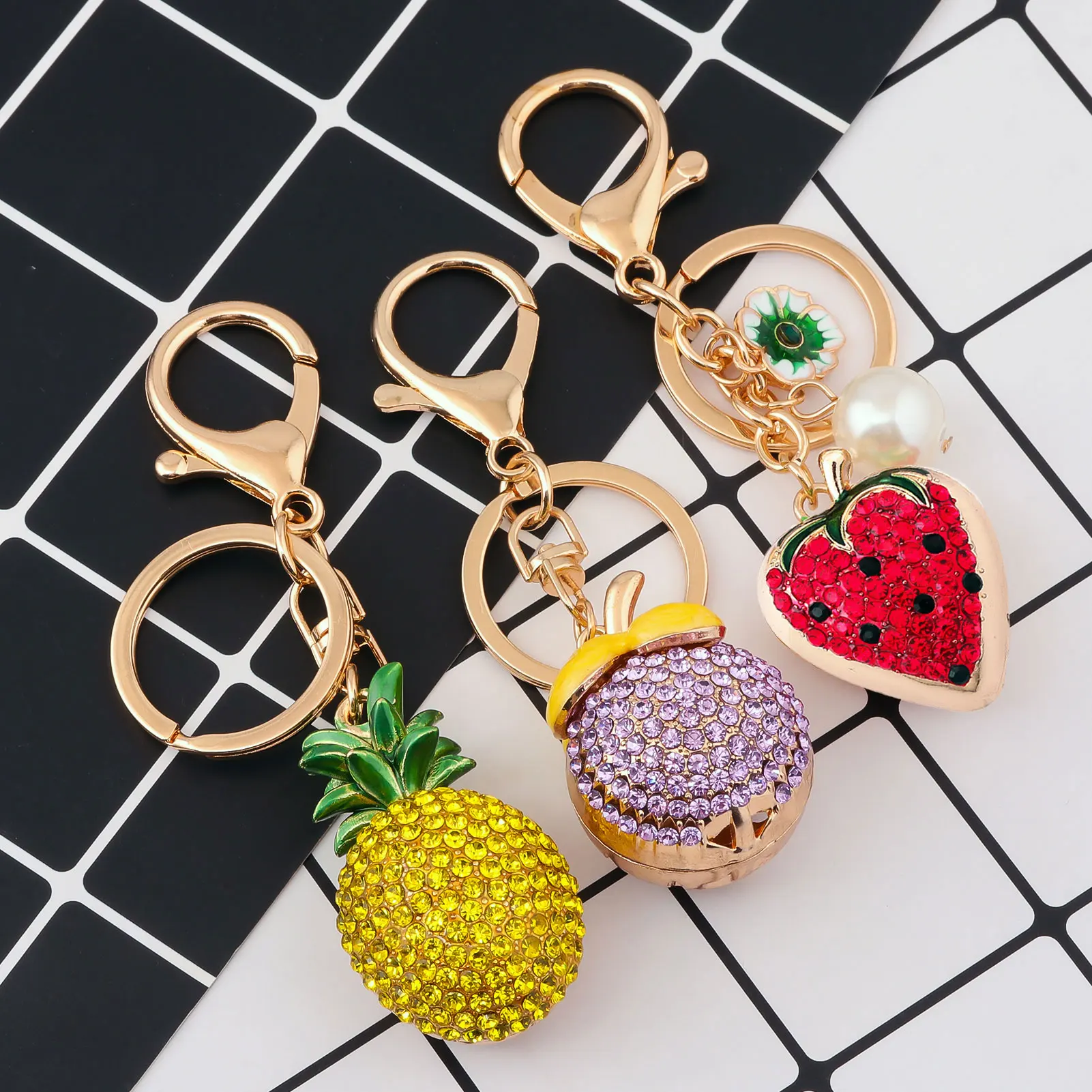 Exquisite 3D Delicious Rhinestone Fruit Keychain Pitaya litchi Strawberry Pineapple Keyring Pendants Women Backpack Jewelry Gift